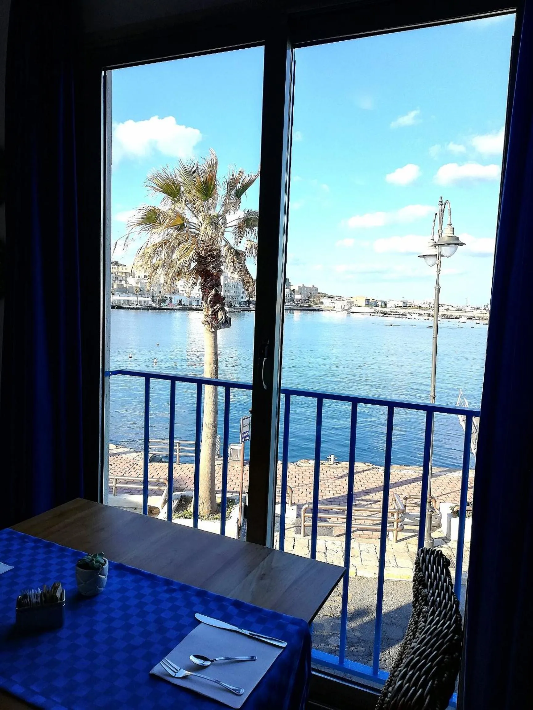 Restaurant/places to eat in Blue Moon Hotel