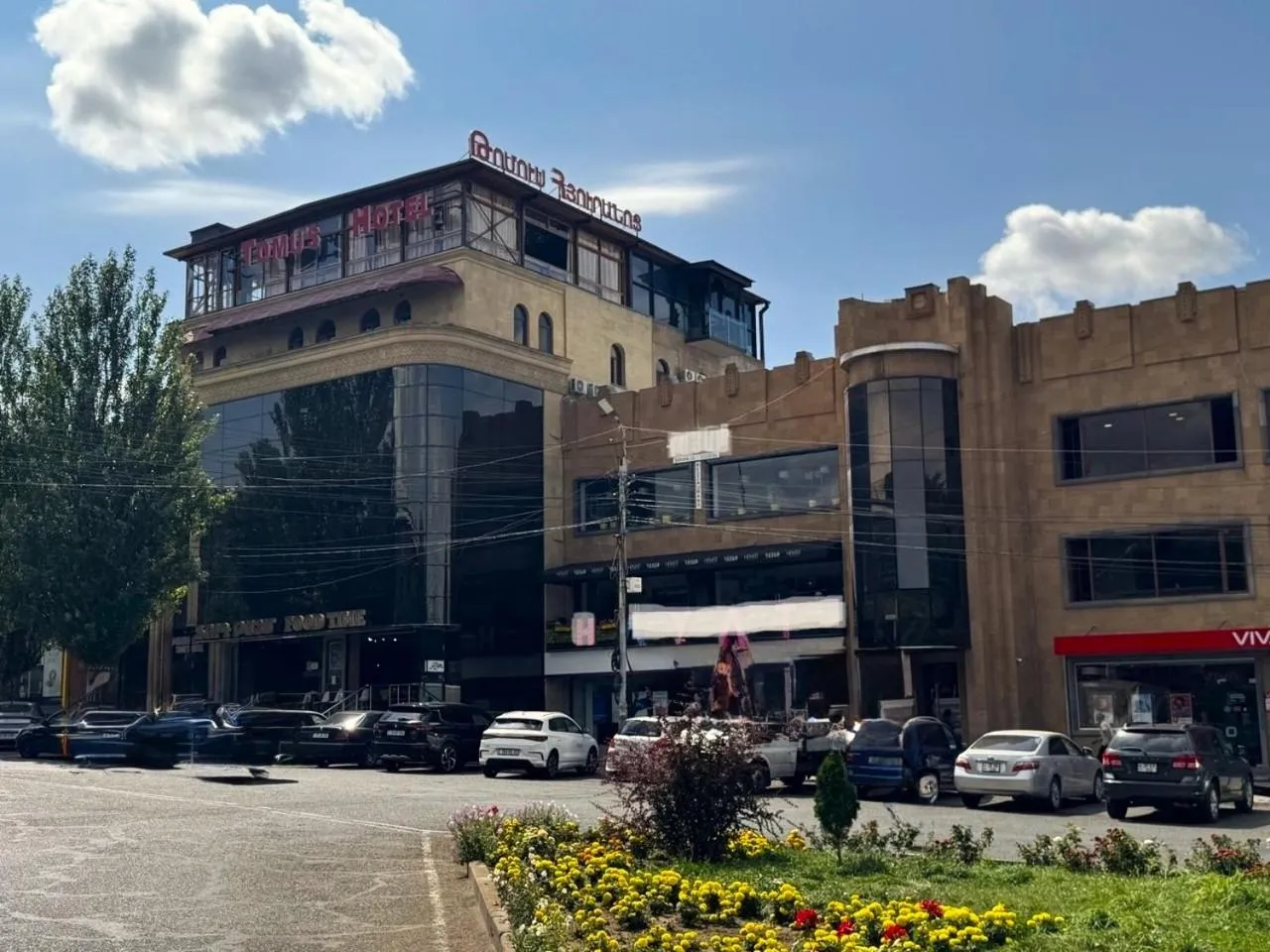 Facade/entrance in Tomu's Hotel