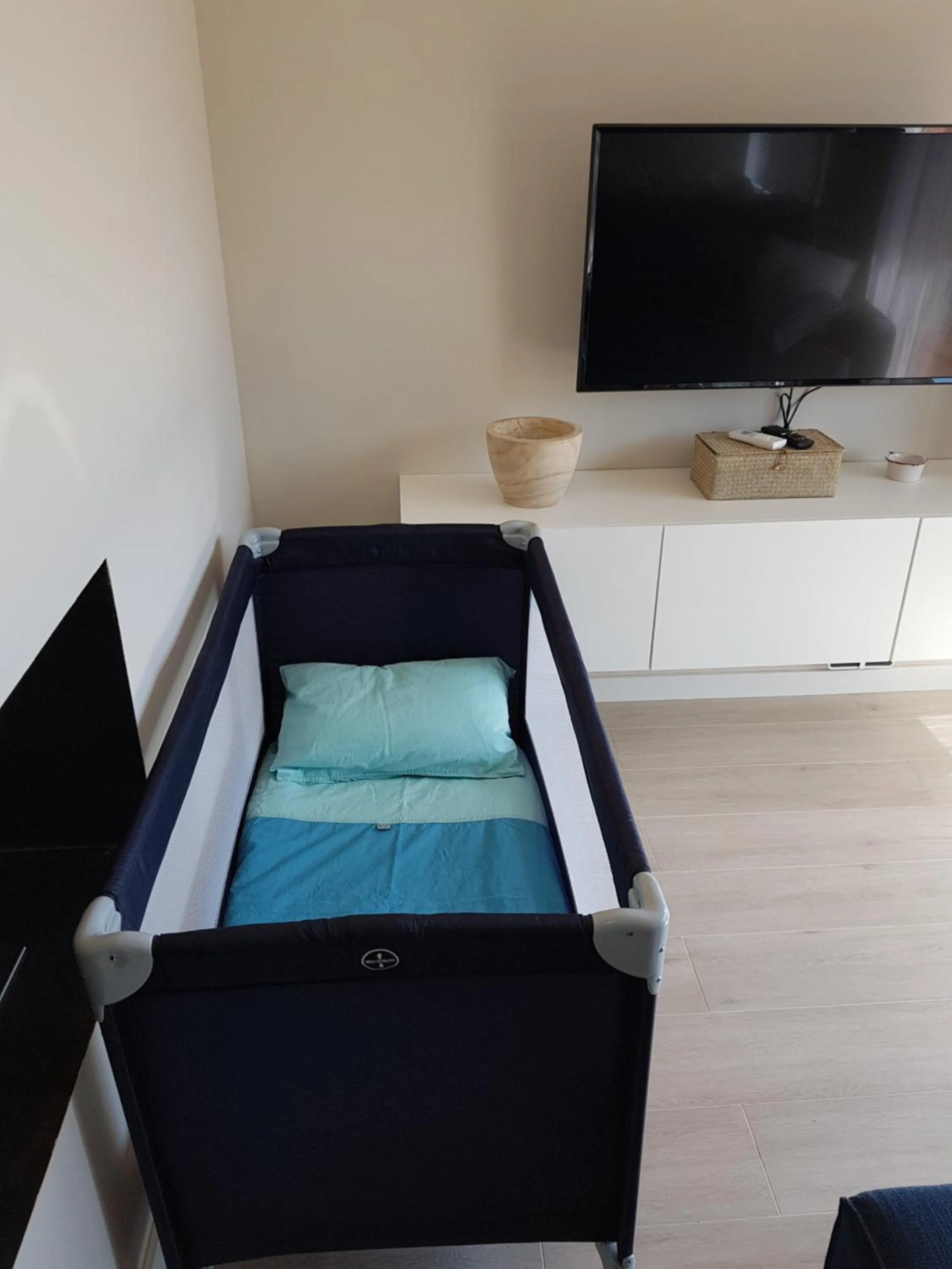 cot, Bed in Gava Ocean View