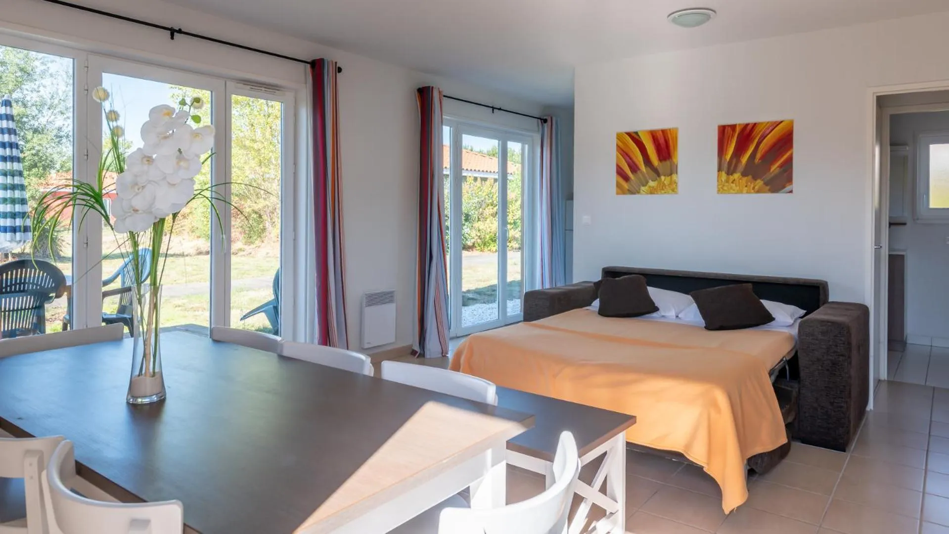 Living room, Bed in Vacancéole - Le Domaine des Grands Lacs