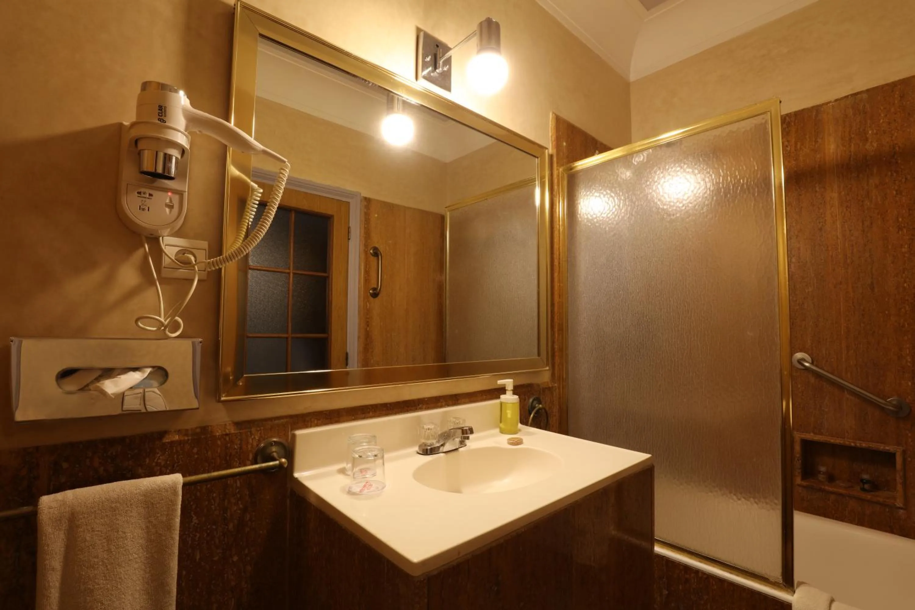 Bathroom in Hôtel Les Saisons