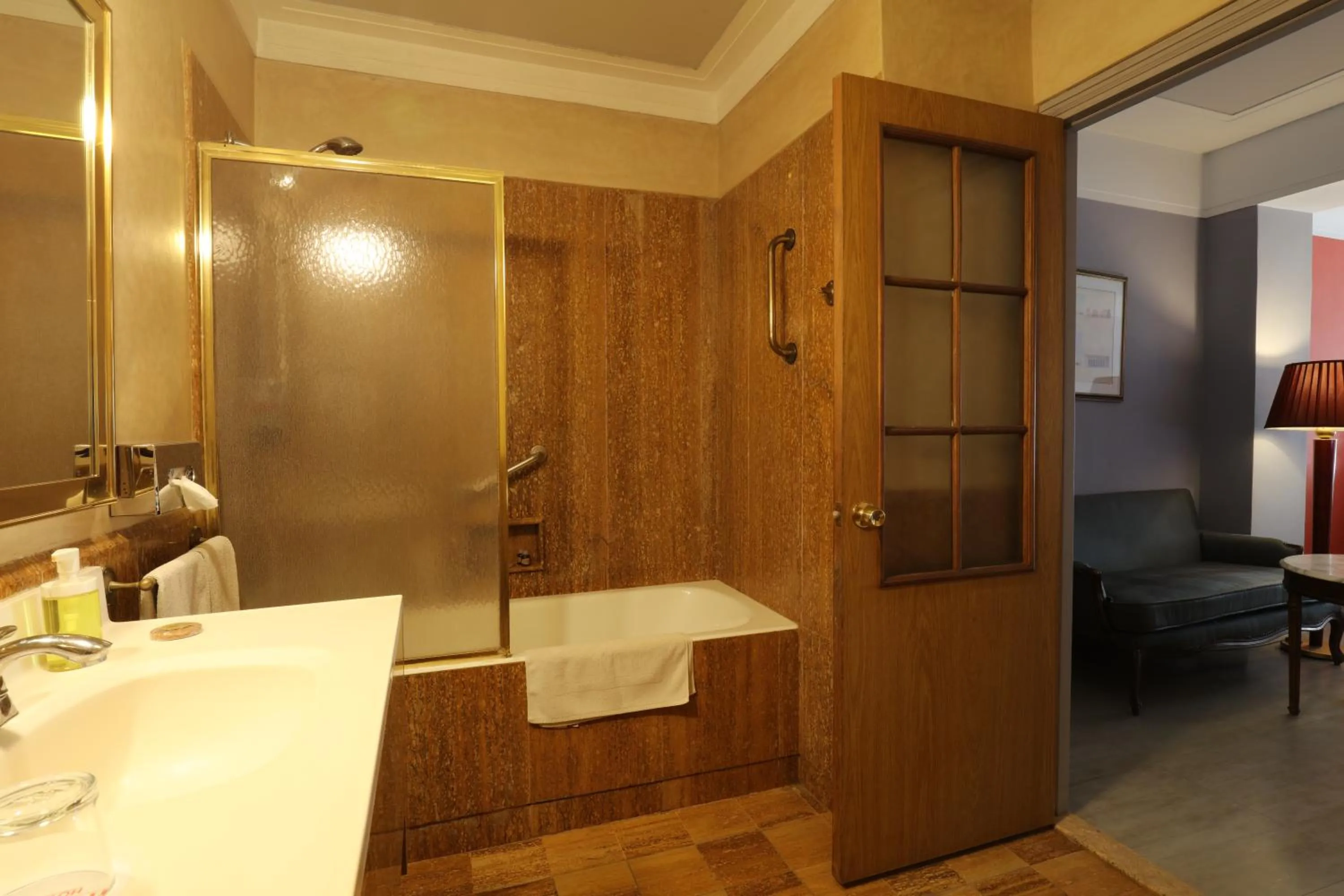 Bathroom in Hôtel Les Saisons