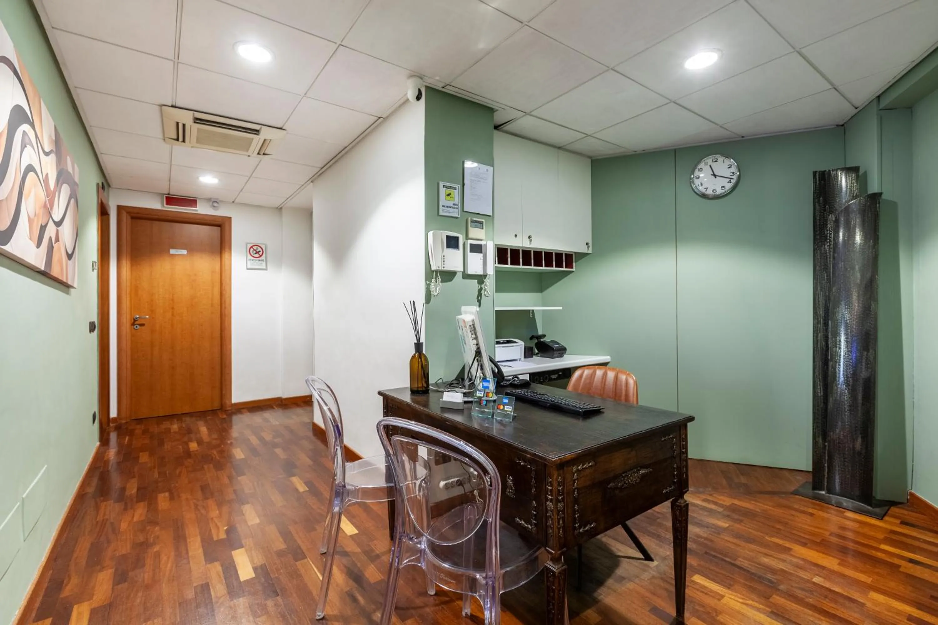 Lobby or reception in Inn Rome Rooms & Suites