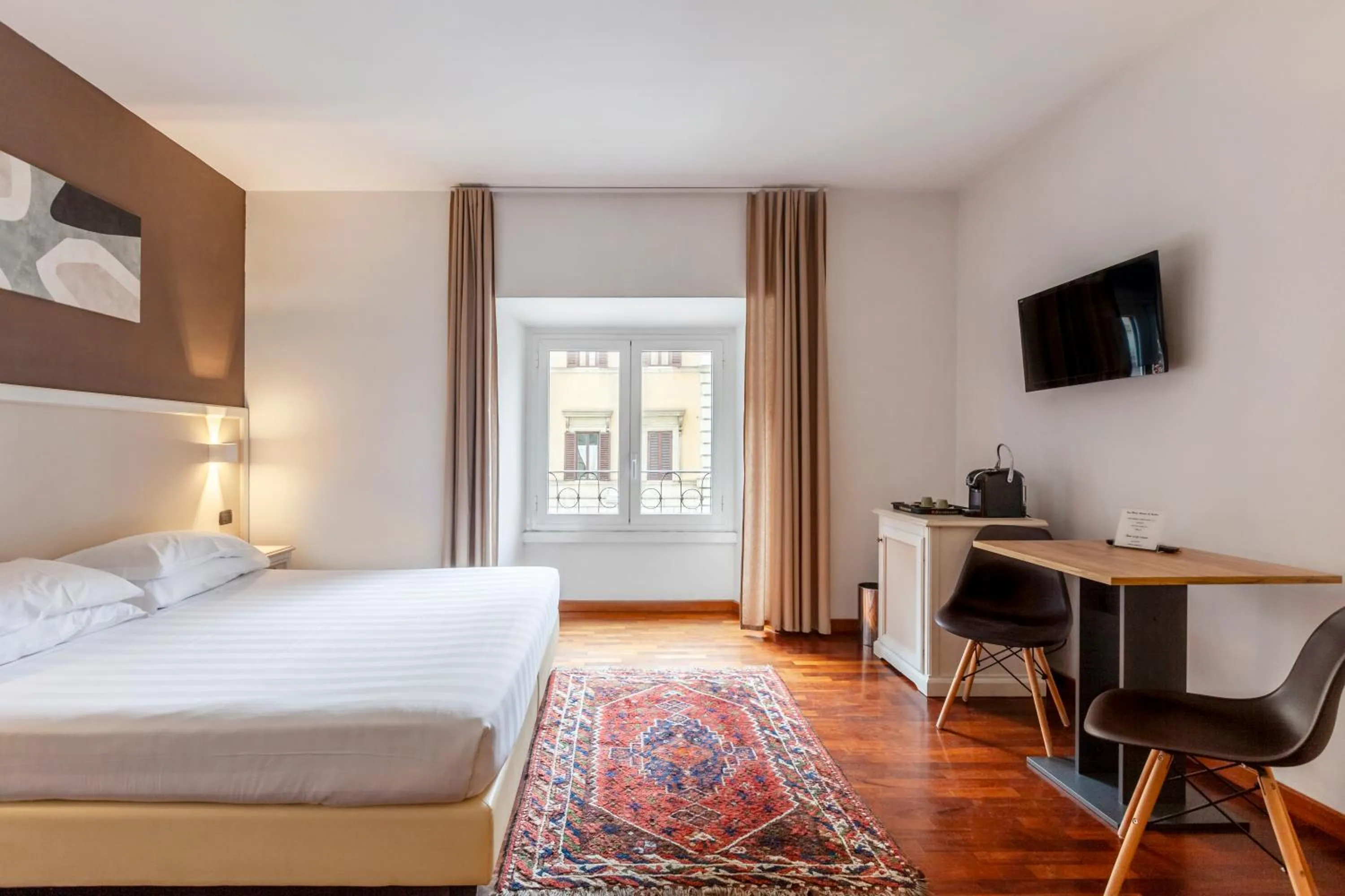 Bed in Inn Rome Rooms & Suites