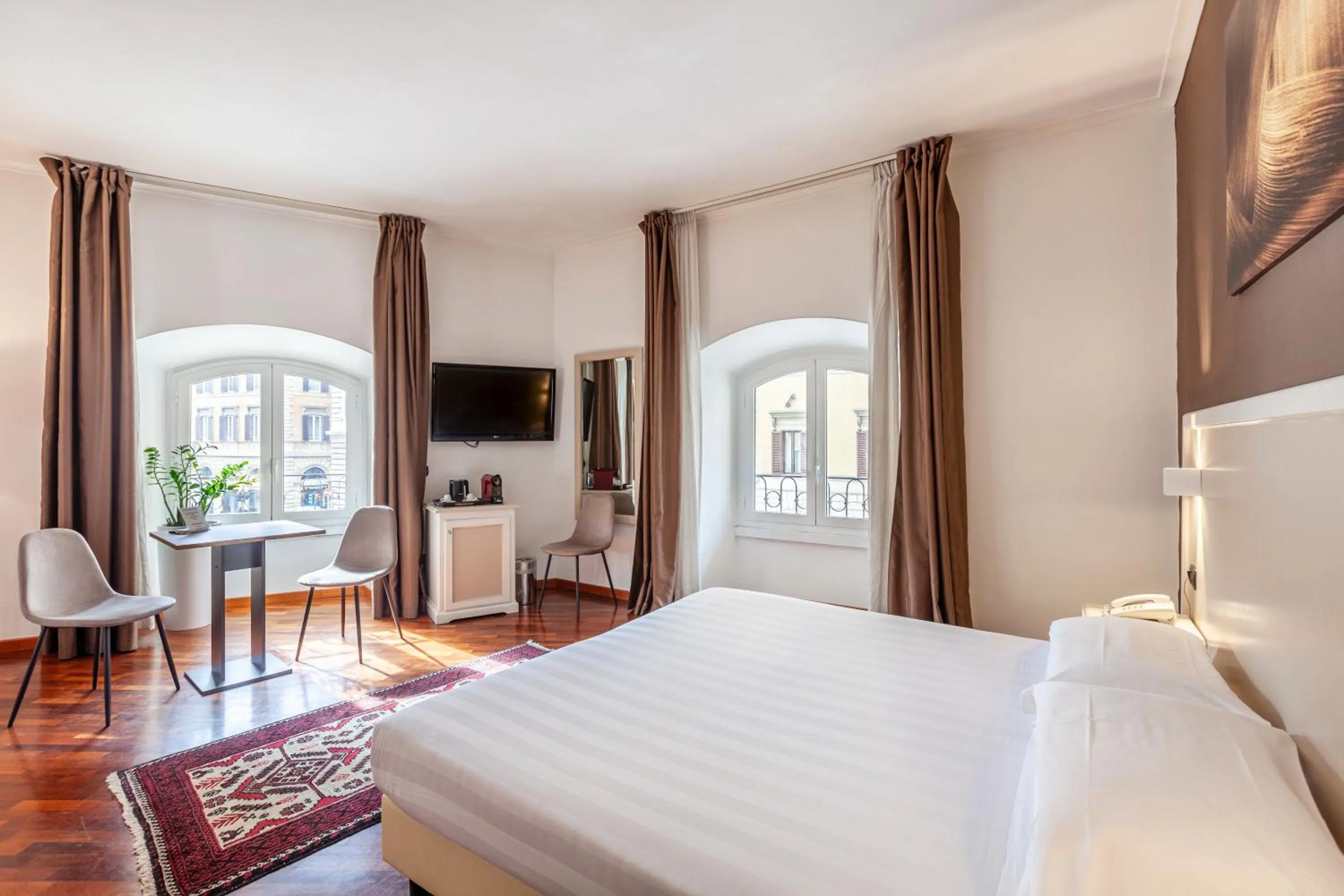 Bed in Inn Rome Rooms & Suites