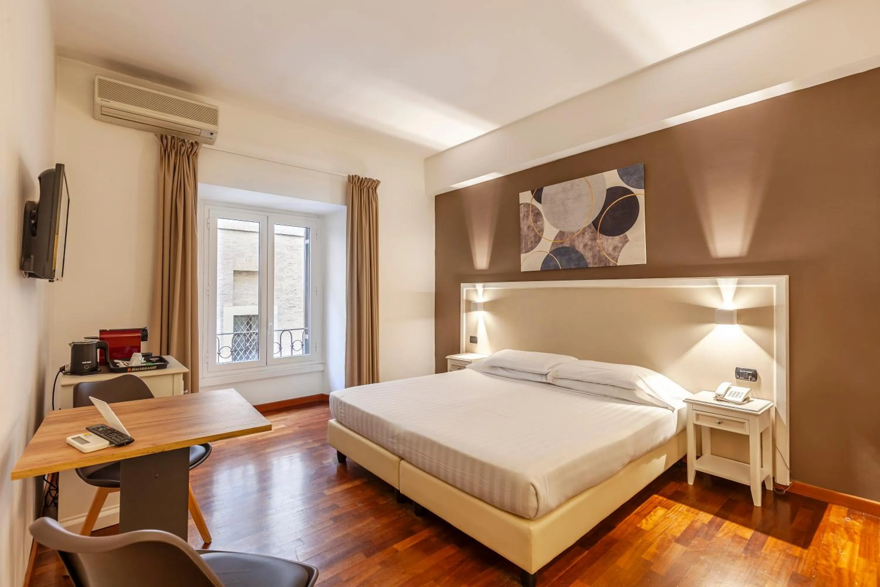 Bed in Inn Rome Rooms & Suites