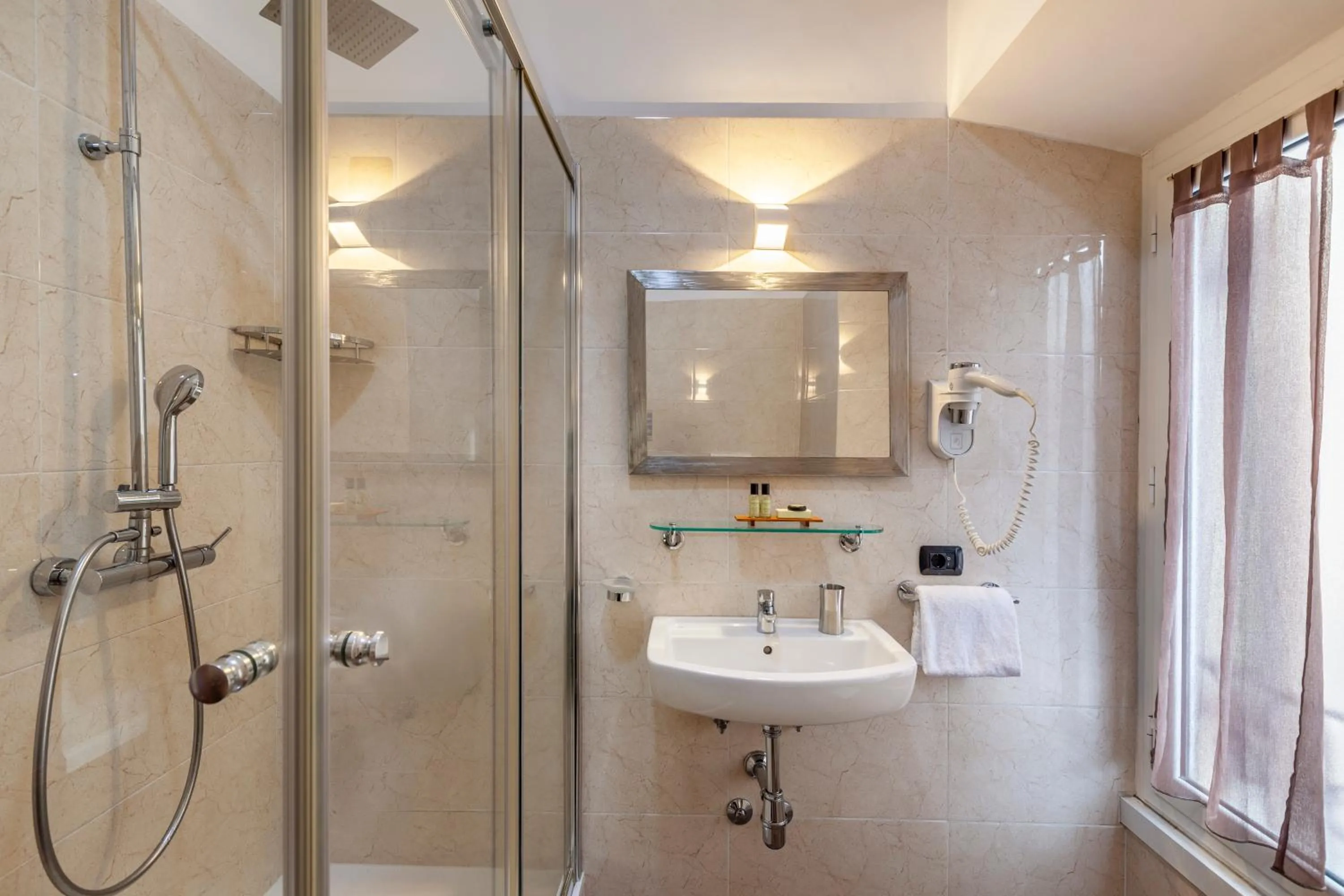 Shower in Inn Rome Rooms & Suites