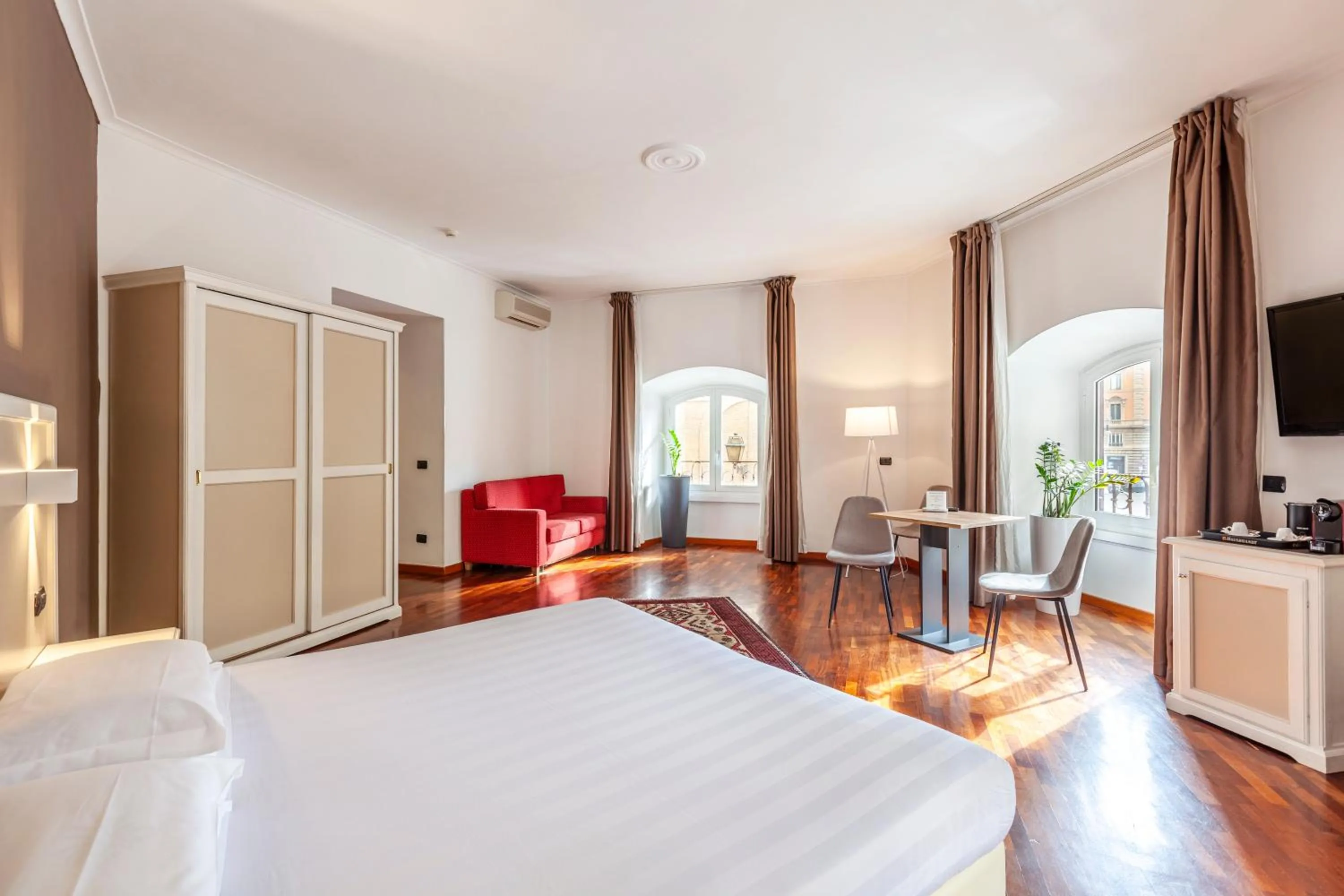 Bed in Inn Rome Rooms & Suites