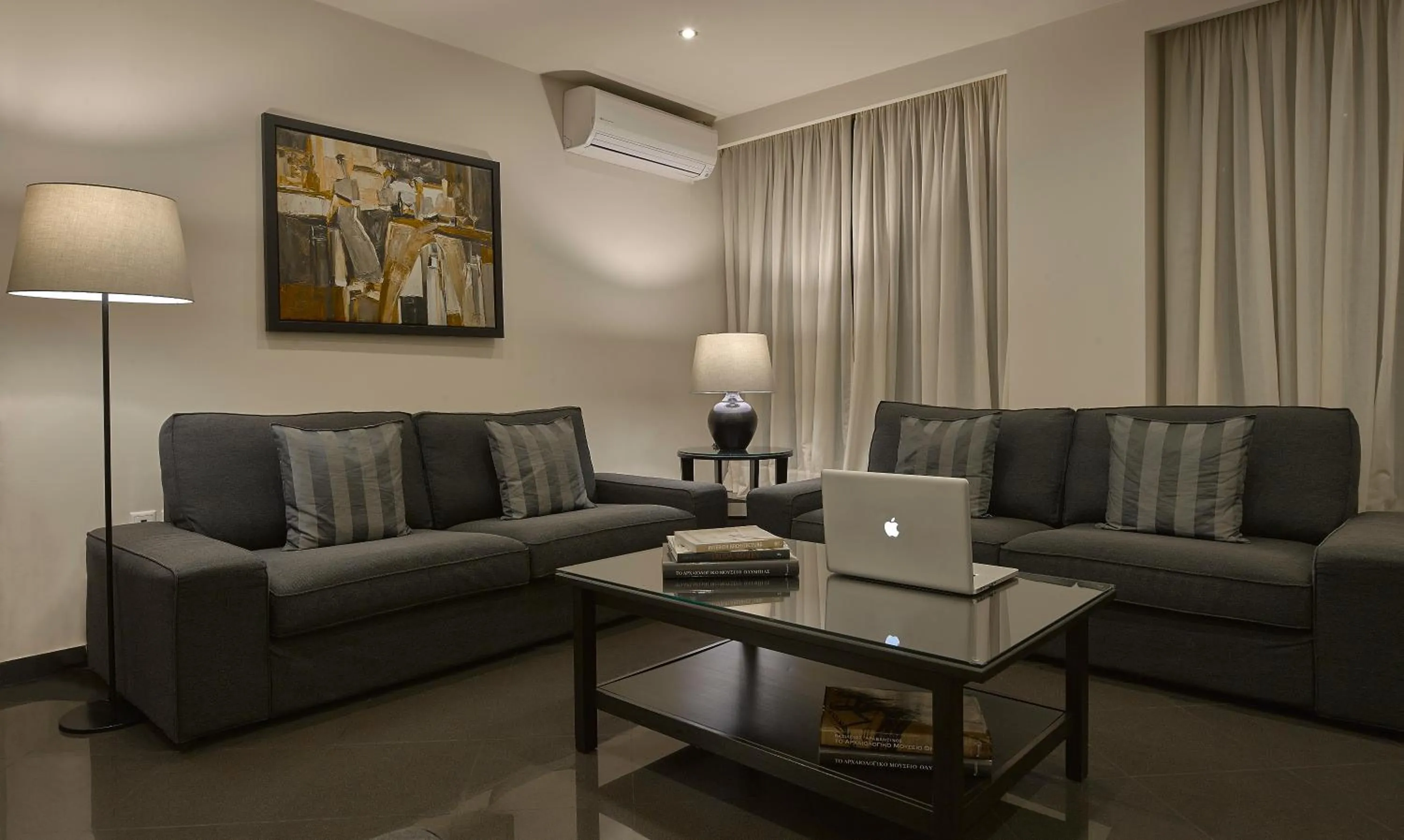 Communal lounge/ TV room in Hotel Delfini