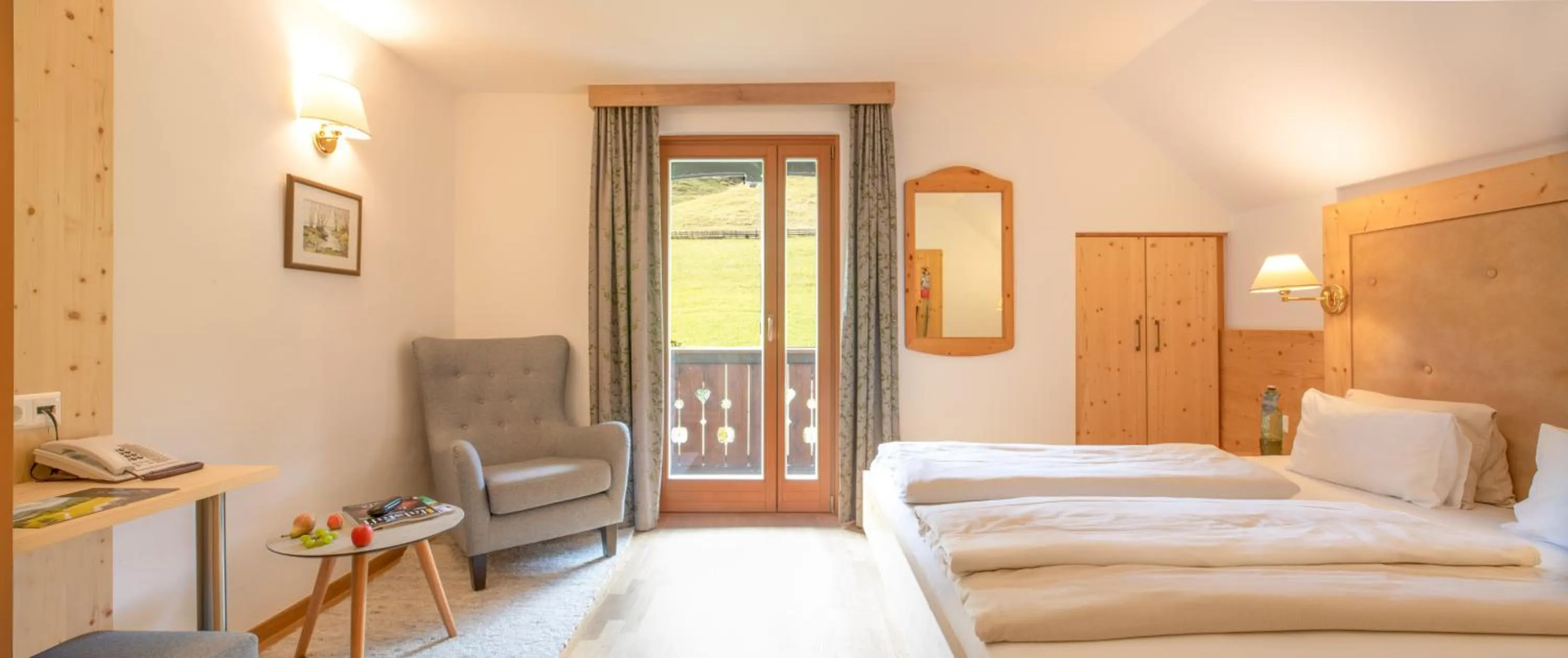 Bed in Hotel Nagglerhof am Weissensee