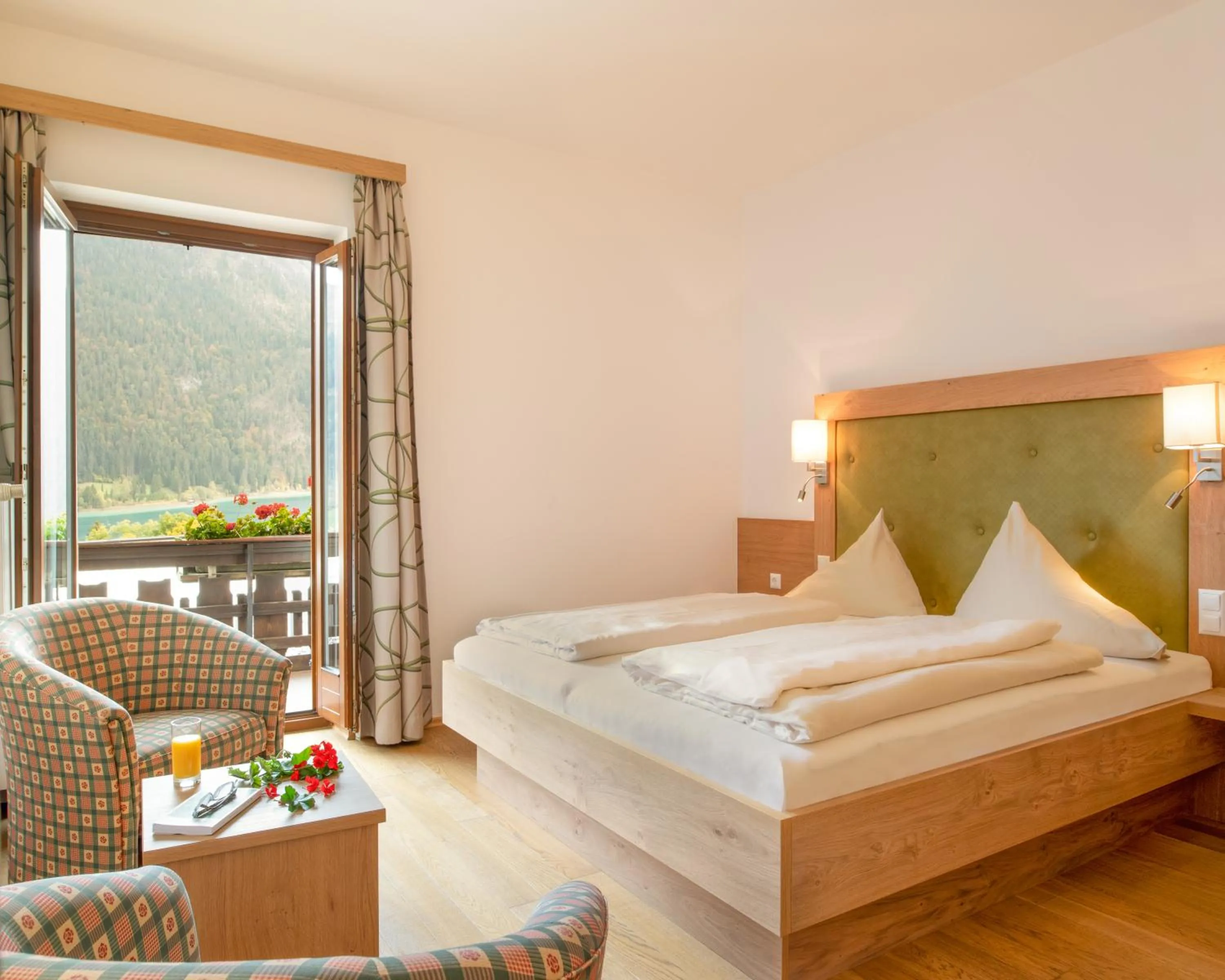 Bed in Hotel Nagglerhof am Weissensee