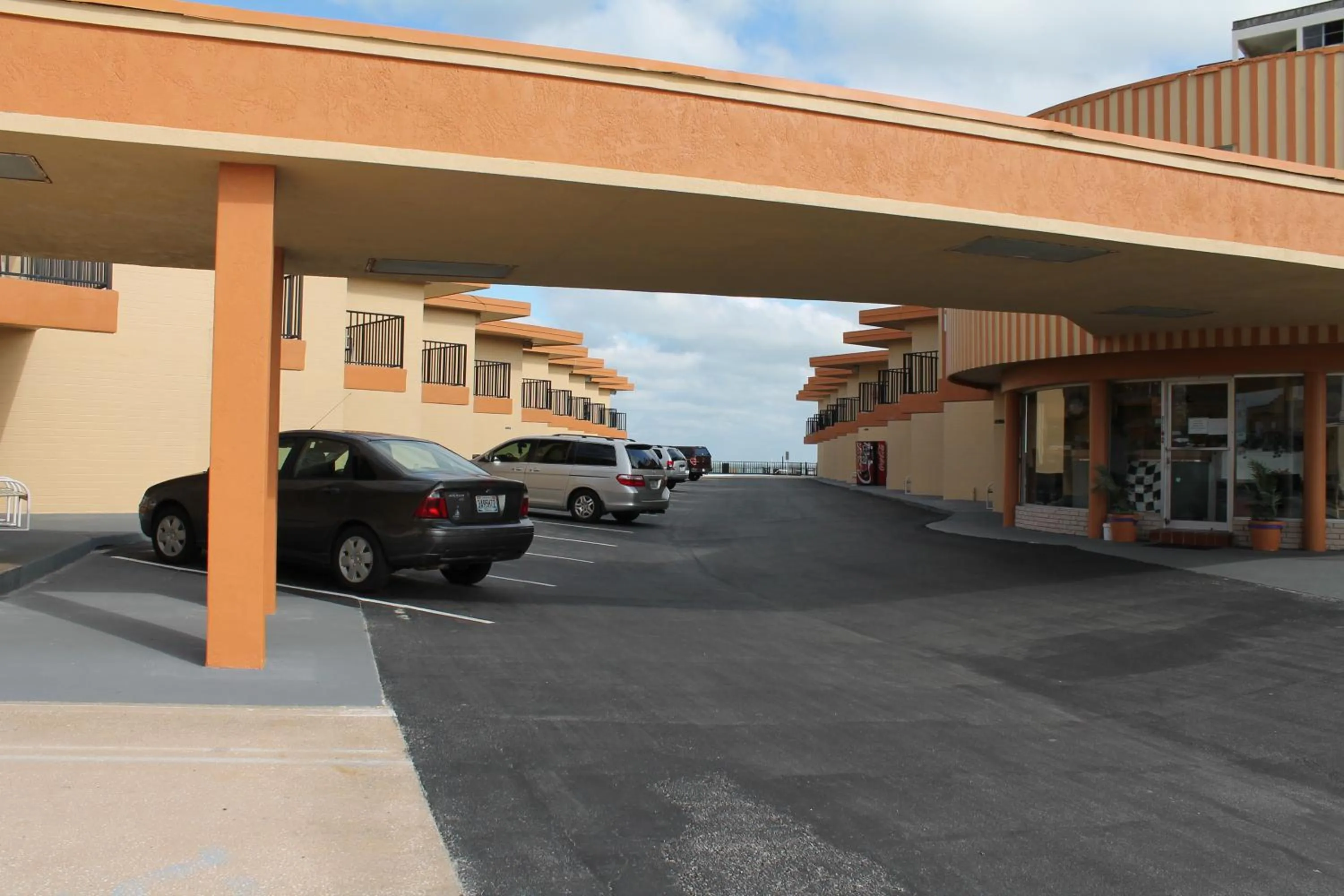 Facade/entrance in Grand Prix Motel Beach Front