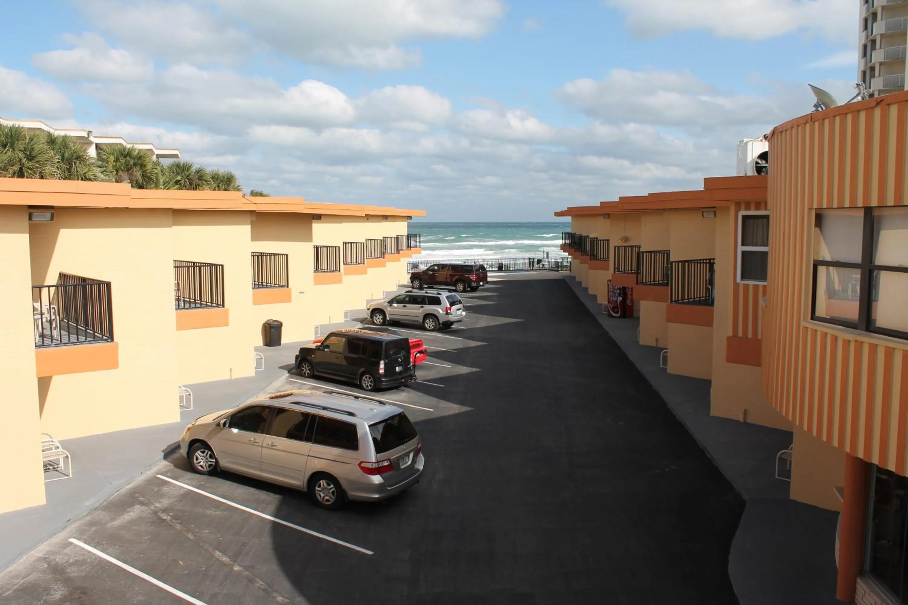 Facade/entrance in Grand Prix Motel Beach Front