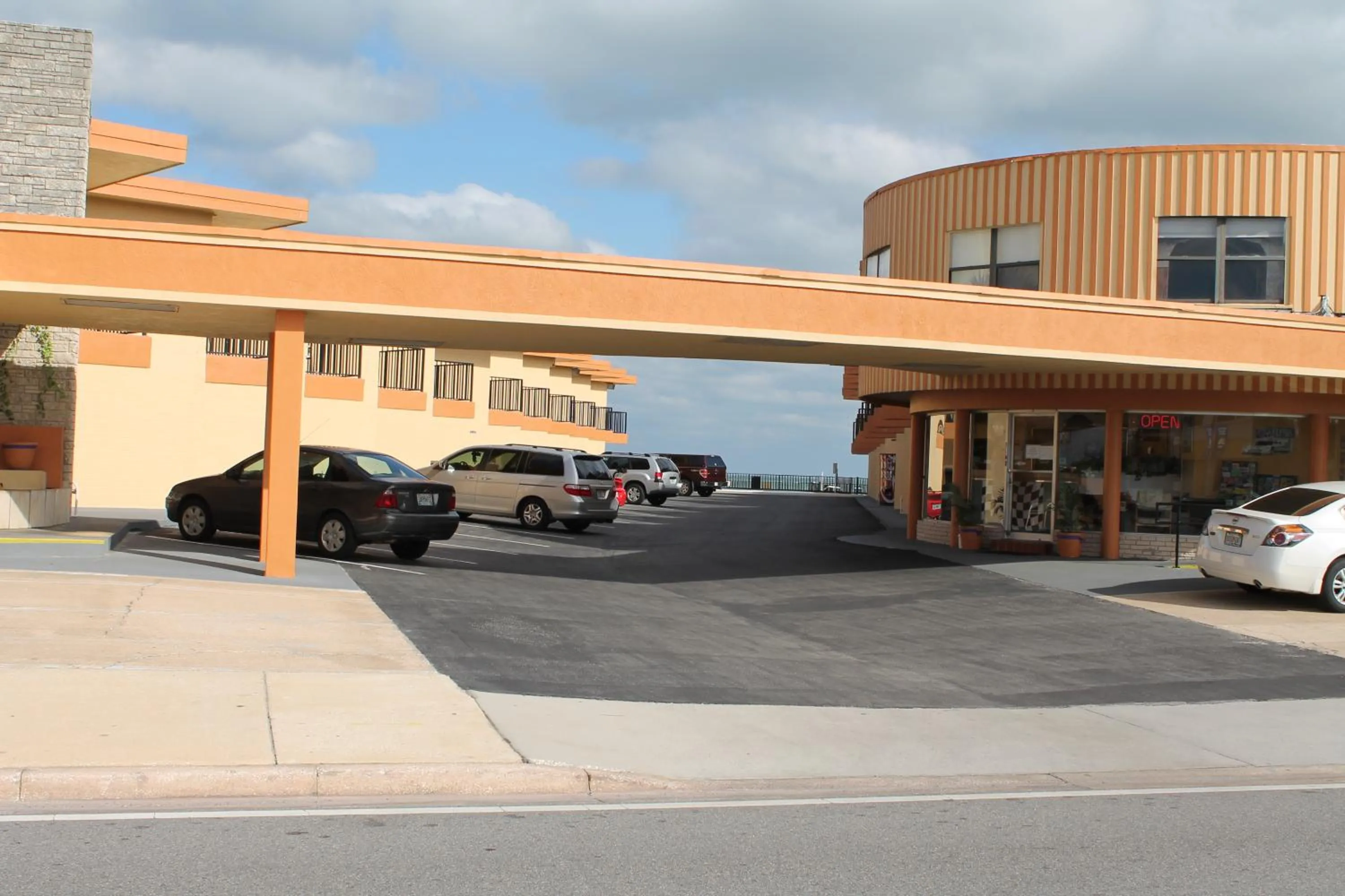 Facade/entrance in Grand Prix Motel Beach Front