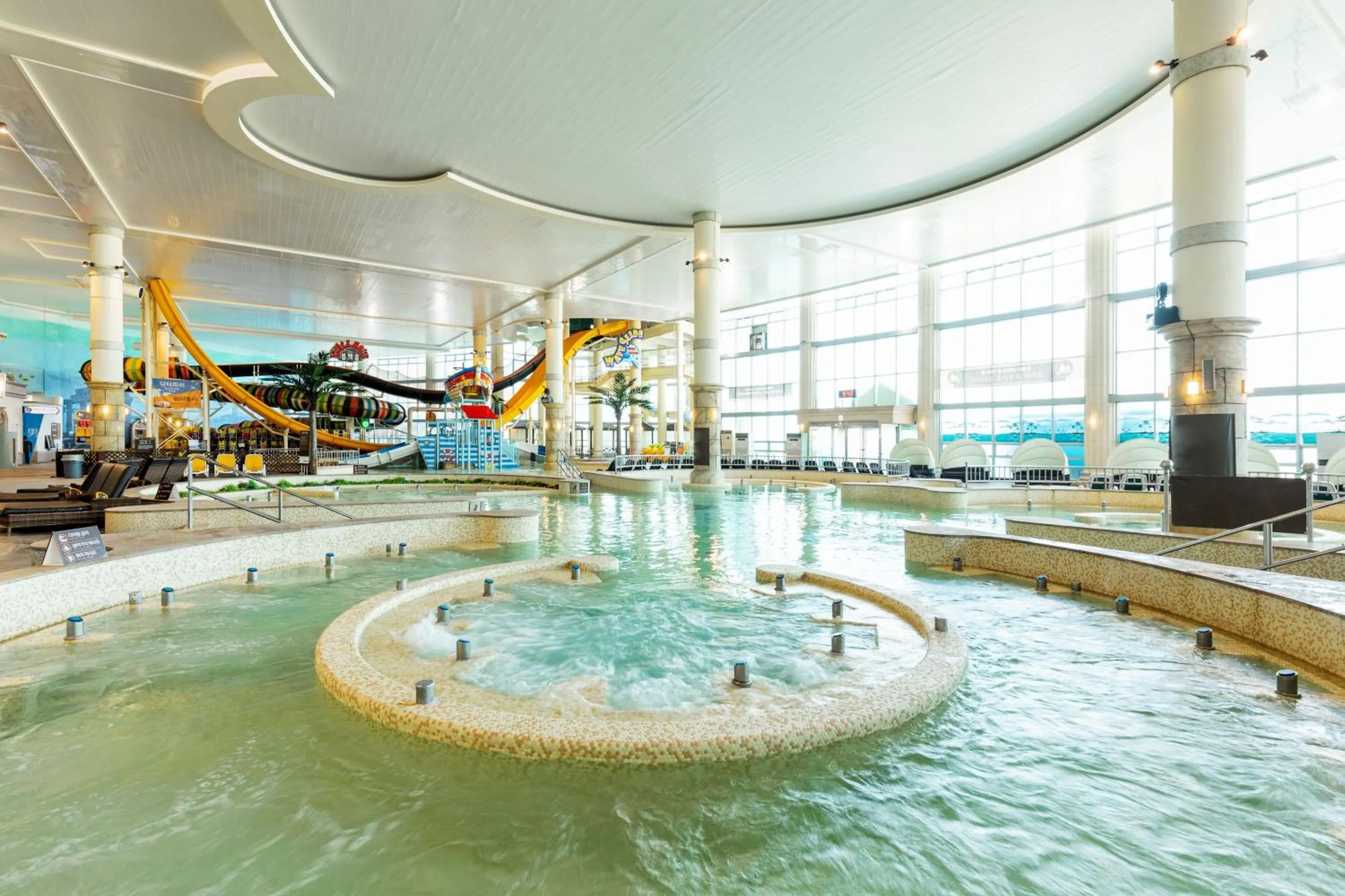 Swimming pool in Sono Belle Cheonan