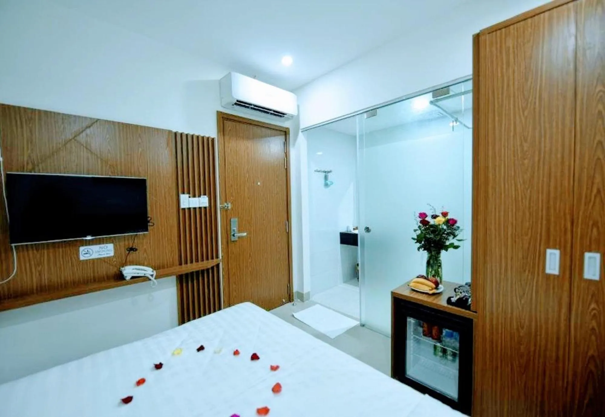 Photo of the whole room, Bed in Alibaba