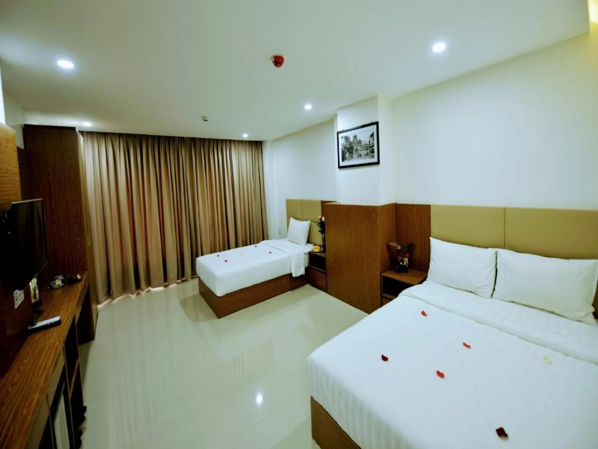 Photo of the whole room, Bed in Alibaba