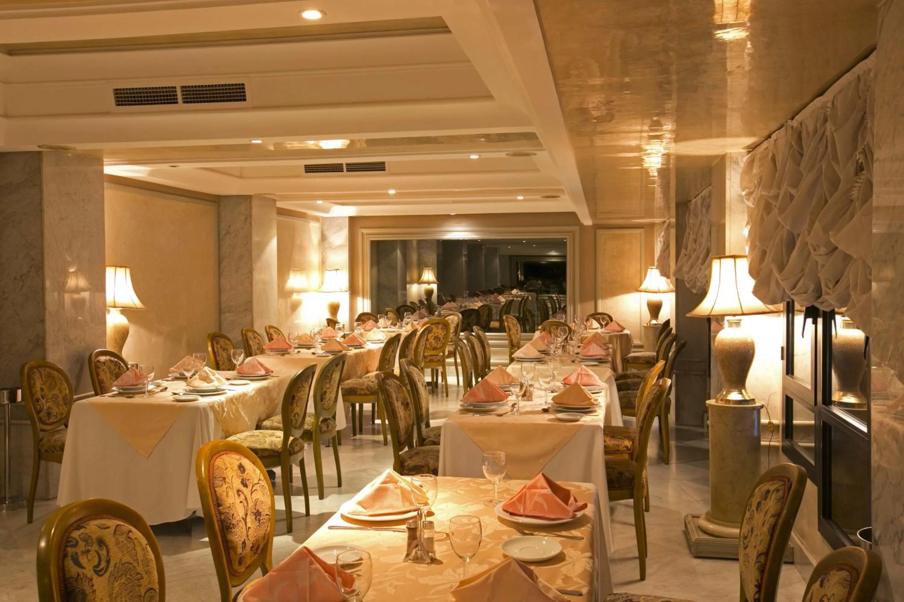 Restaurant/places to eat in Nassim Hôtel