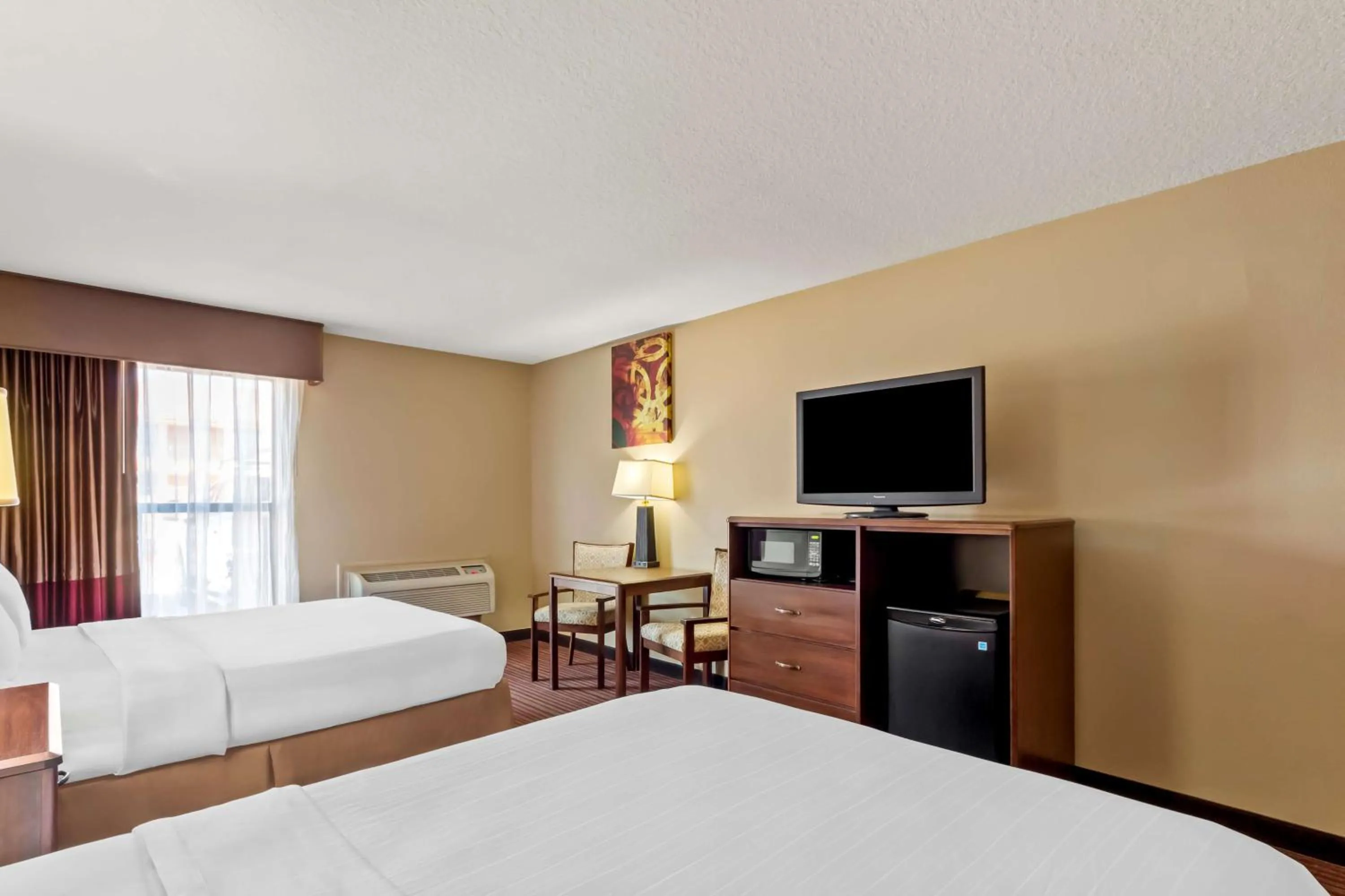 Bedroom, Bed in SureStay Plus by Best Western San Antonio Fiesta Inn