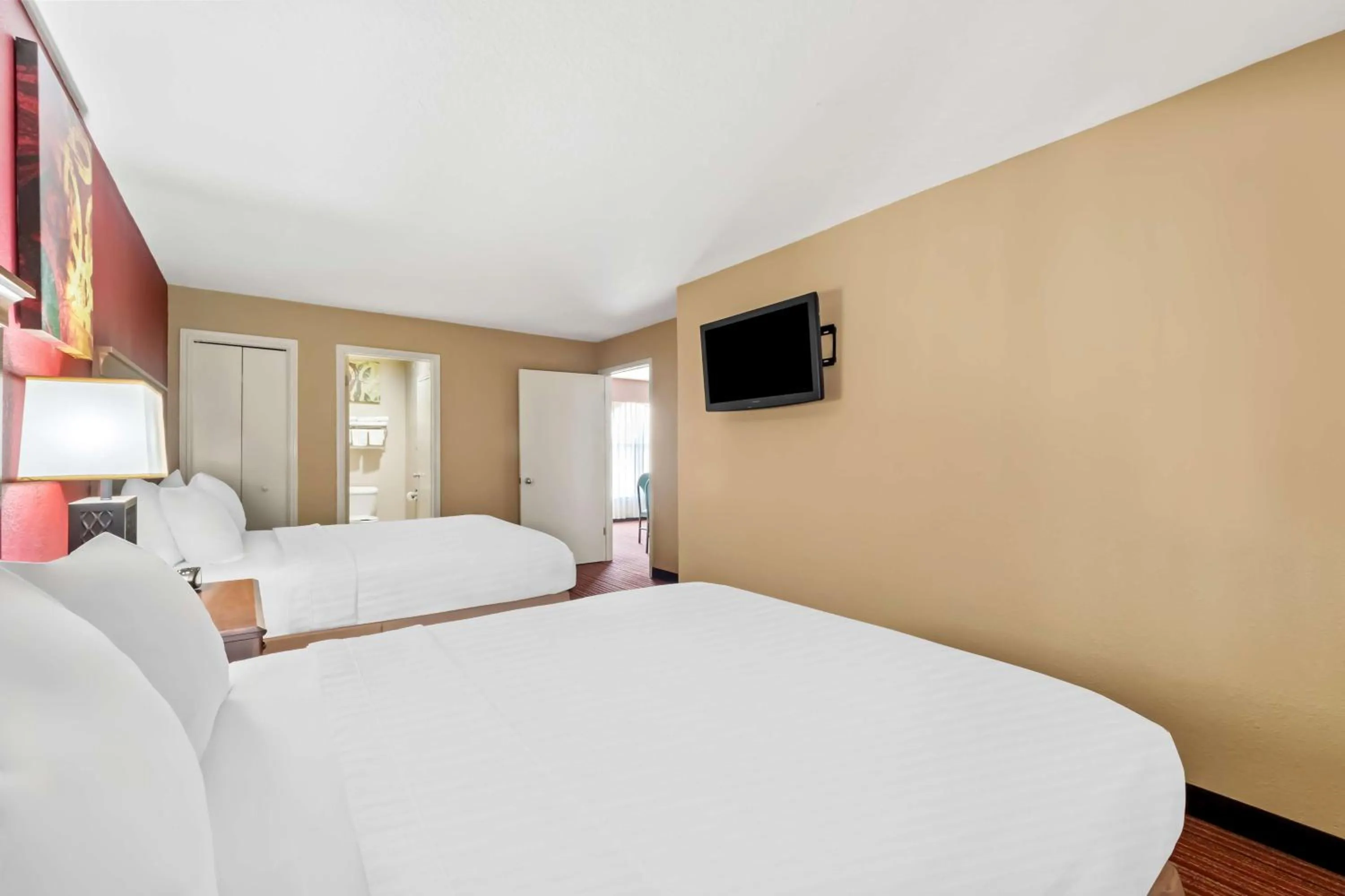 Bedroom, Bed in SureStay Plus by Best Western San Antonio Fiesta Inn