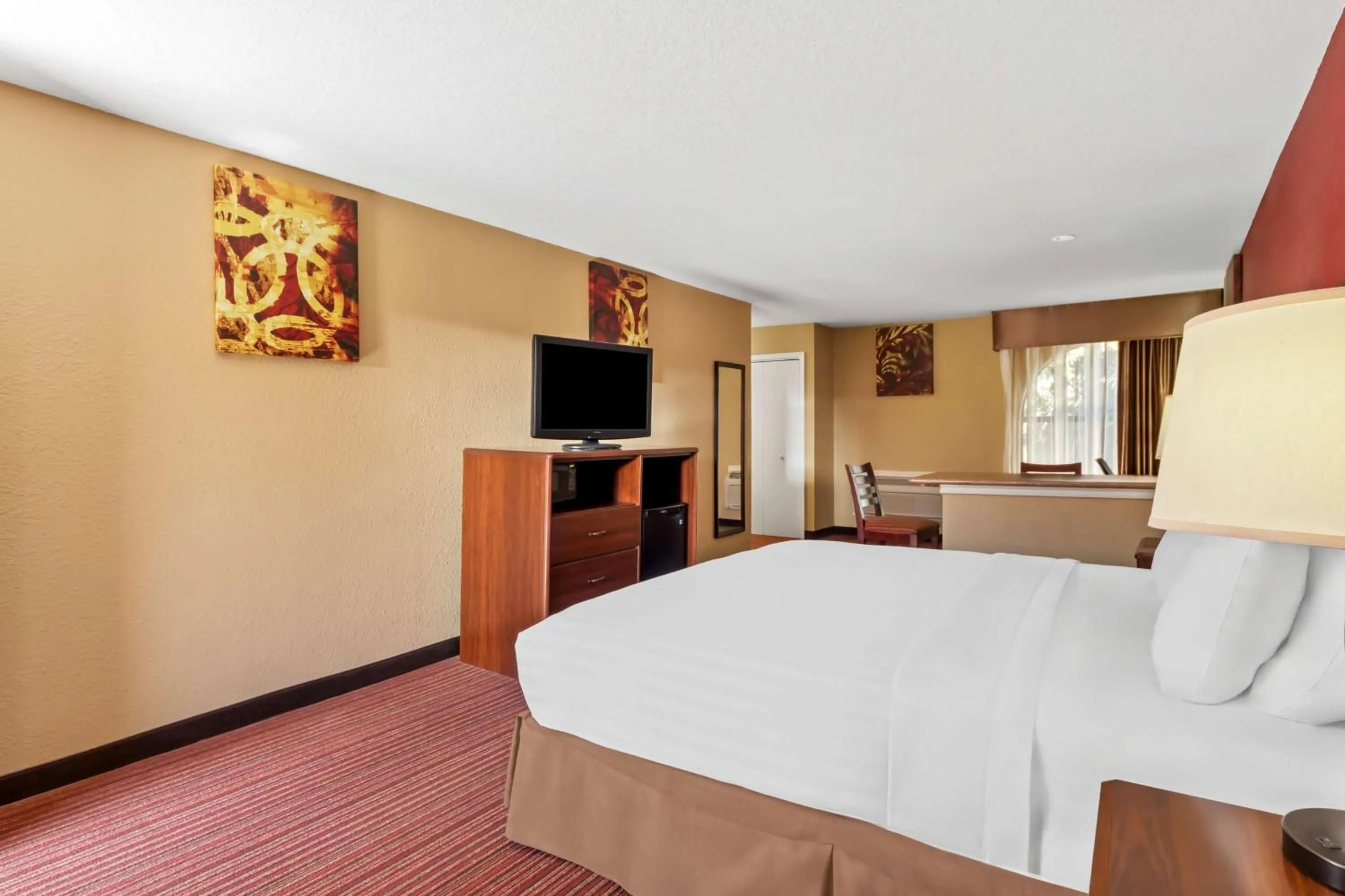 Bedroom, Bed in SureStay Plus by Best Western San Antonio Fiesta Inn