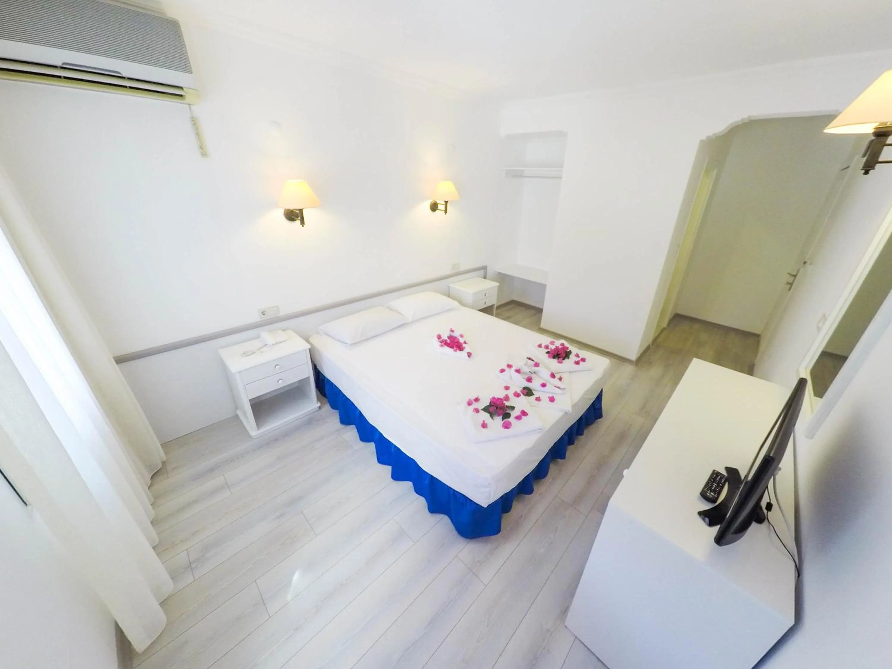 Photo of the whole room, Bed in The Hello Hotel