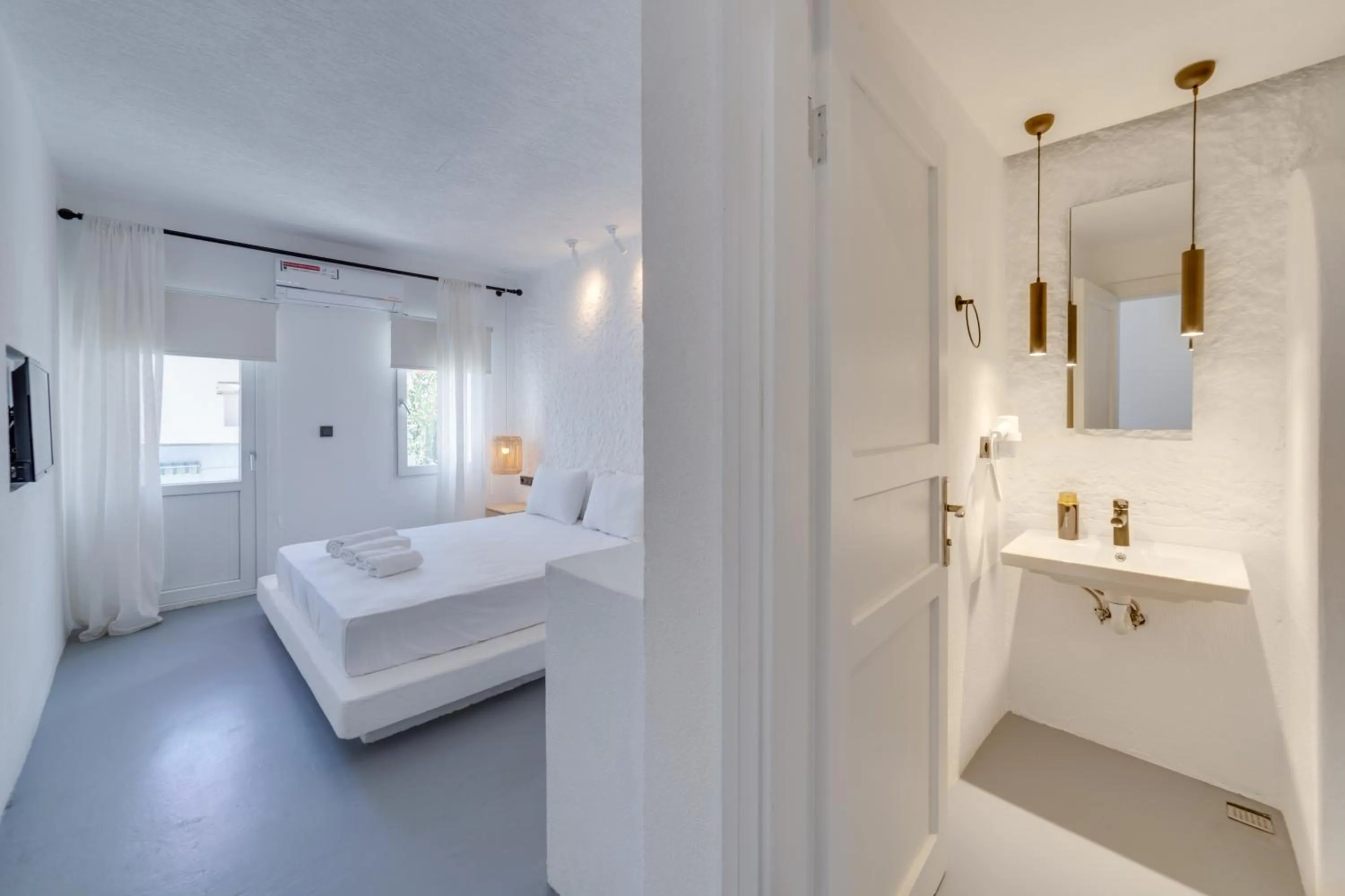 Bathroom, Bed in The Hello Hotel