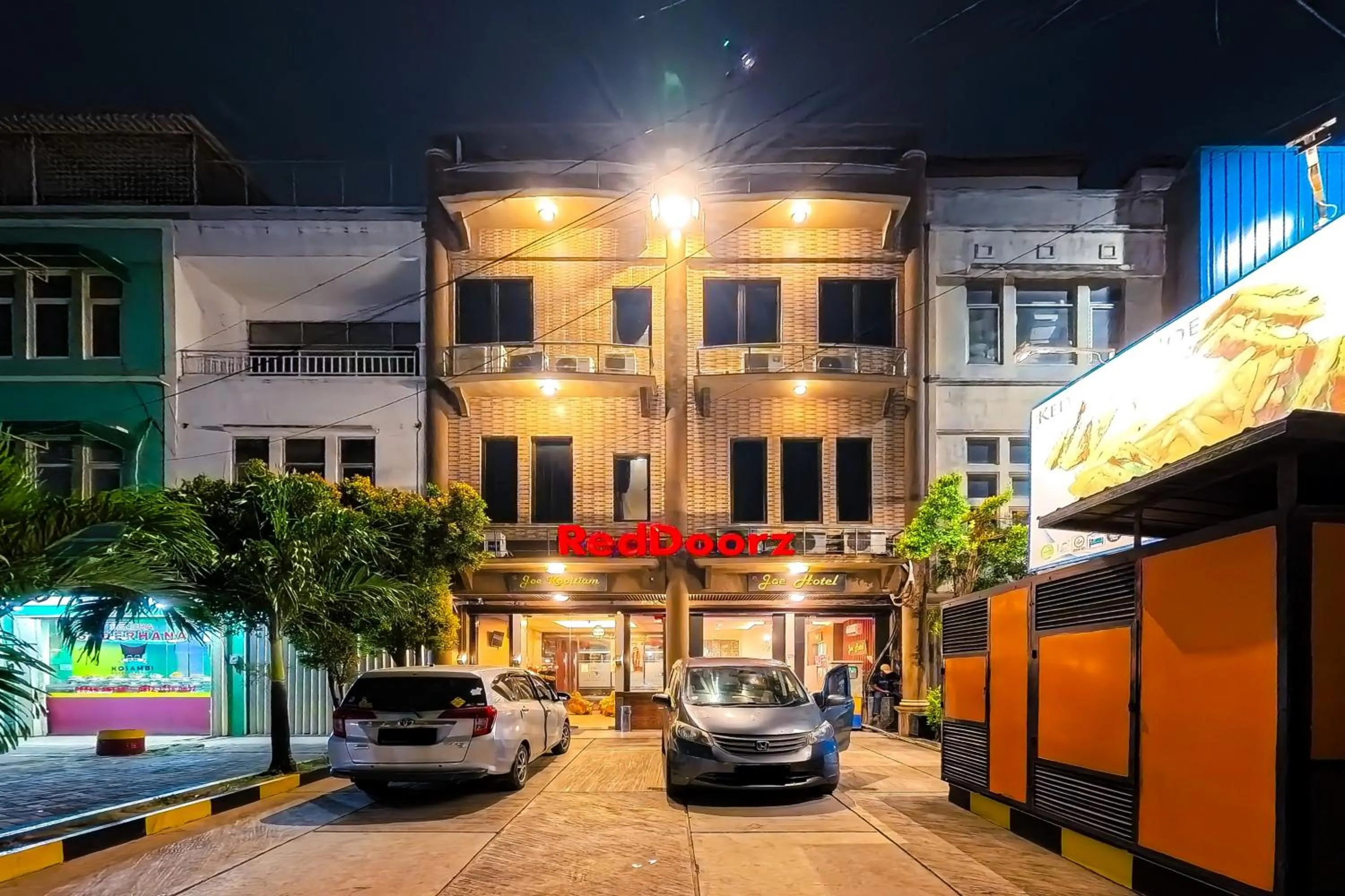Facade/entrance in Sans Vibes Joe Hotel Soekarno Hatta Airport