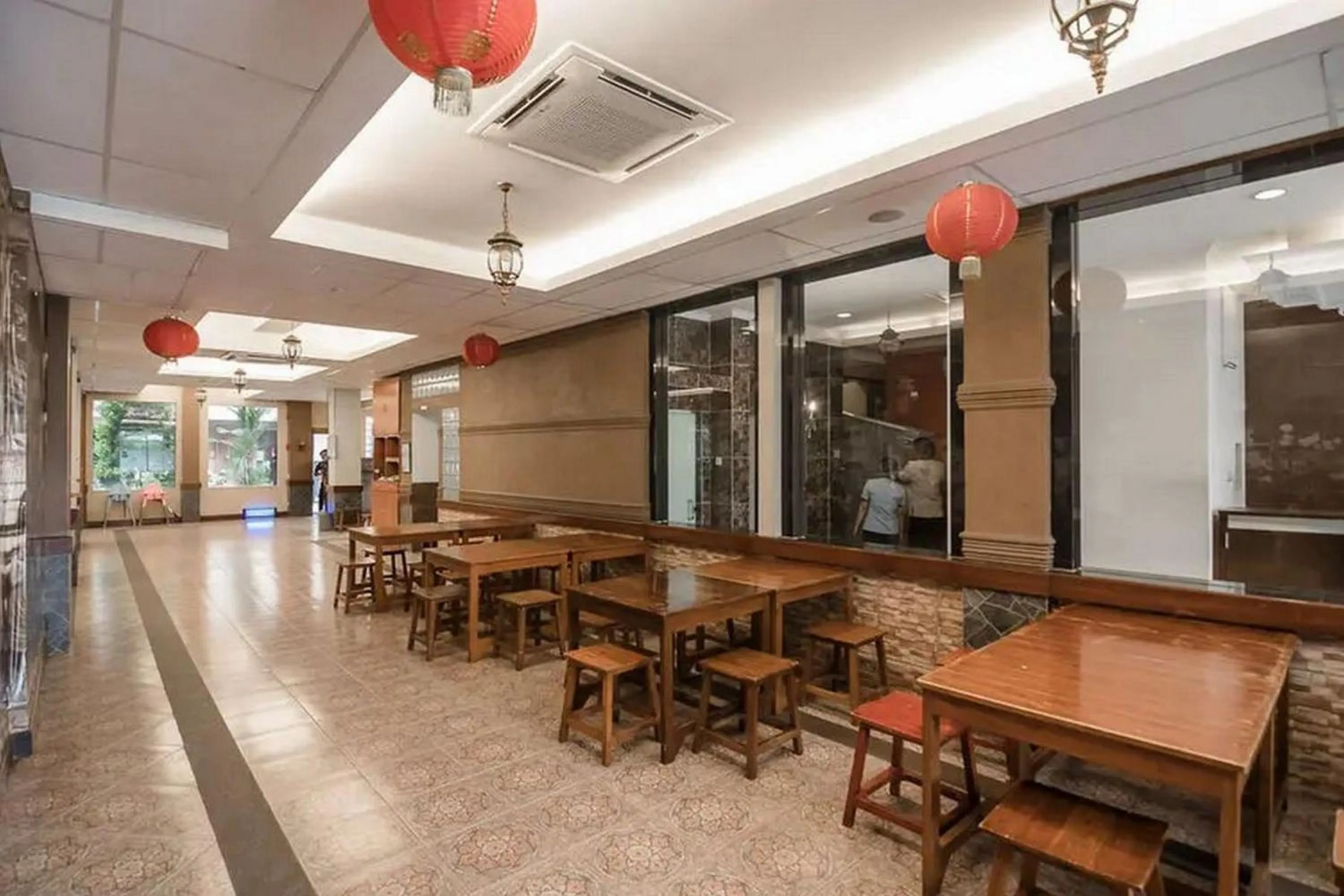 Restaurant/places to eat in Sans Vibes Joe Hotel Soekarno Hatta Airport