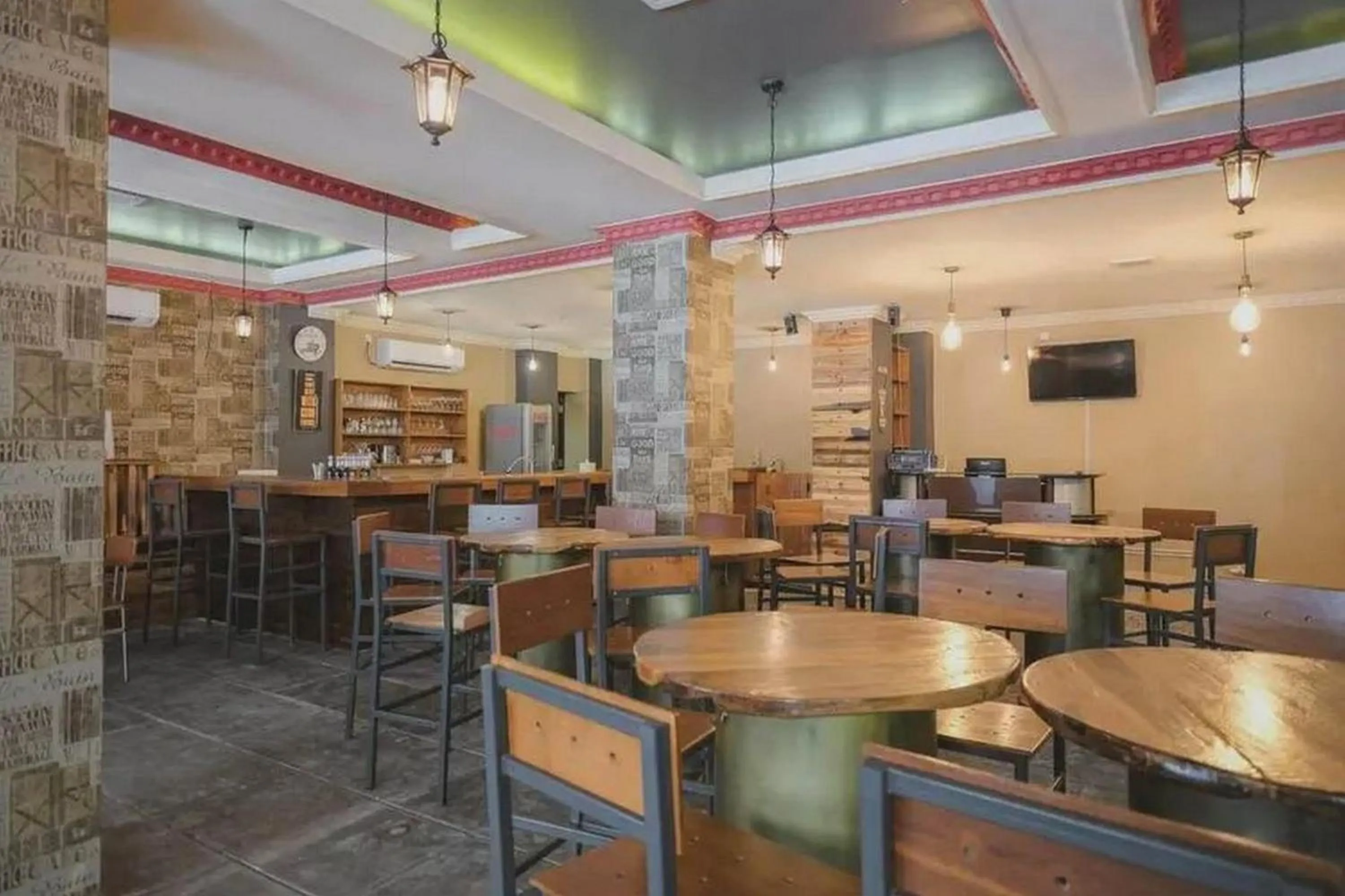 Restaurant/places to eat in Sans Vibes Joe Hotel Soekarno Hatta Airport