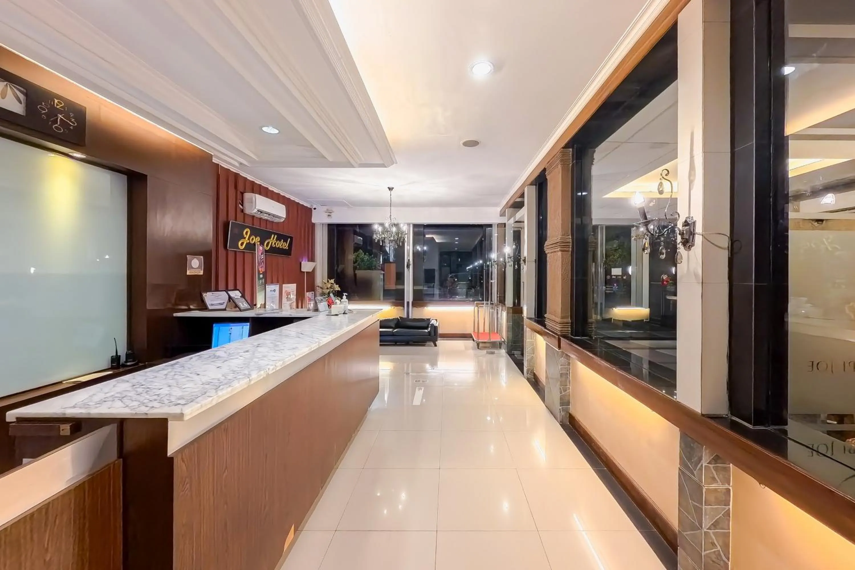 Lobby or reception in Sans Vibes Joe Hotel Soekarno Hatta Airport