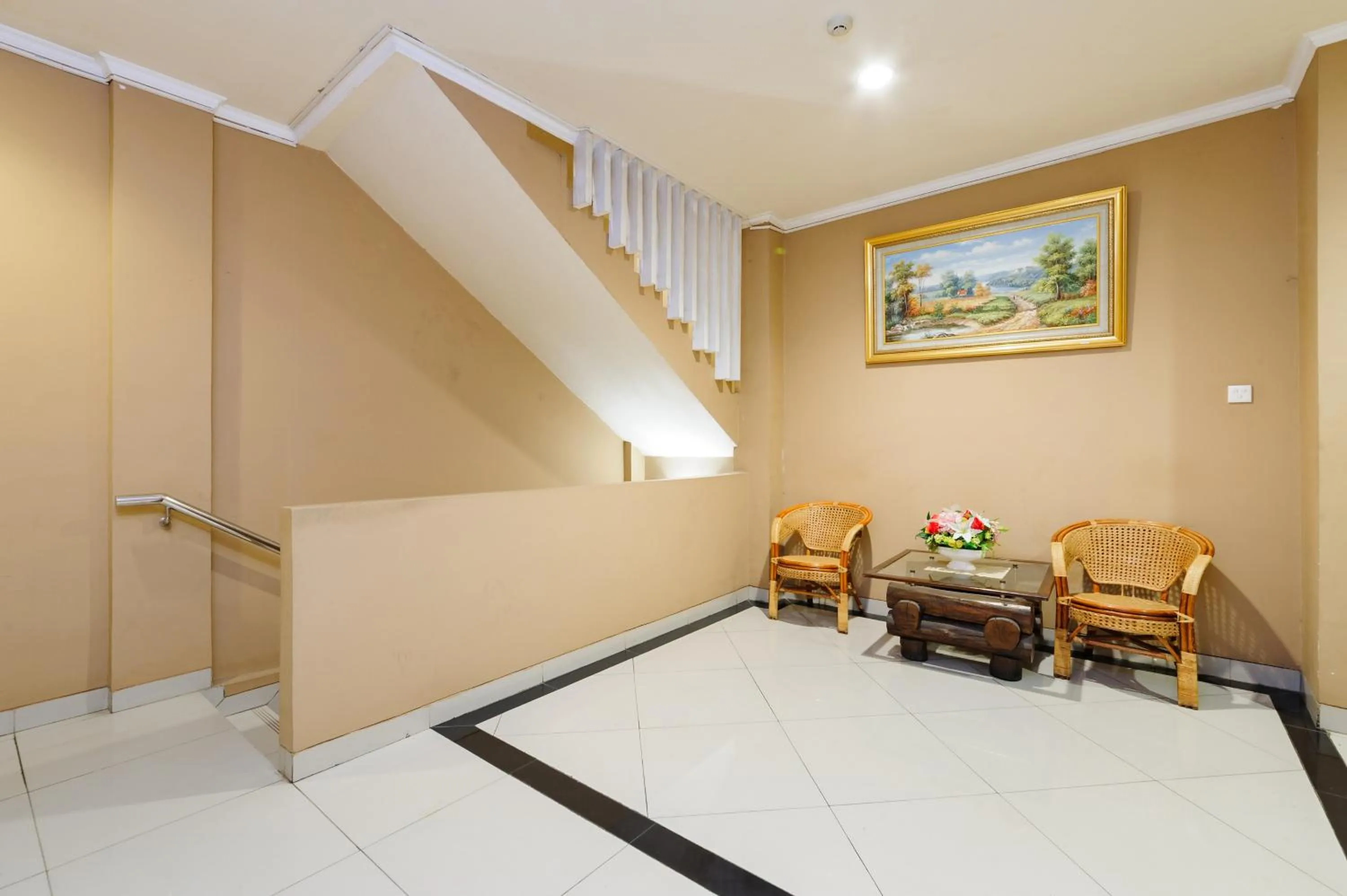 Seating area in Sans Vibes Joe Hotel Soekarno Hatta Airport