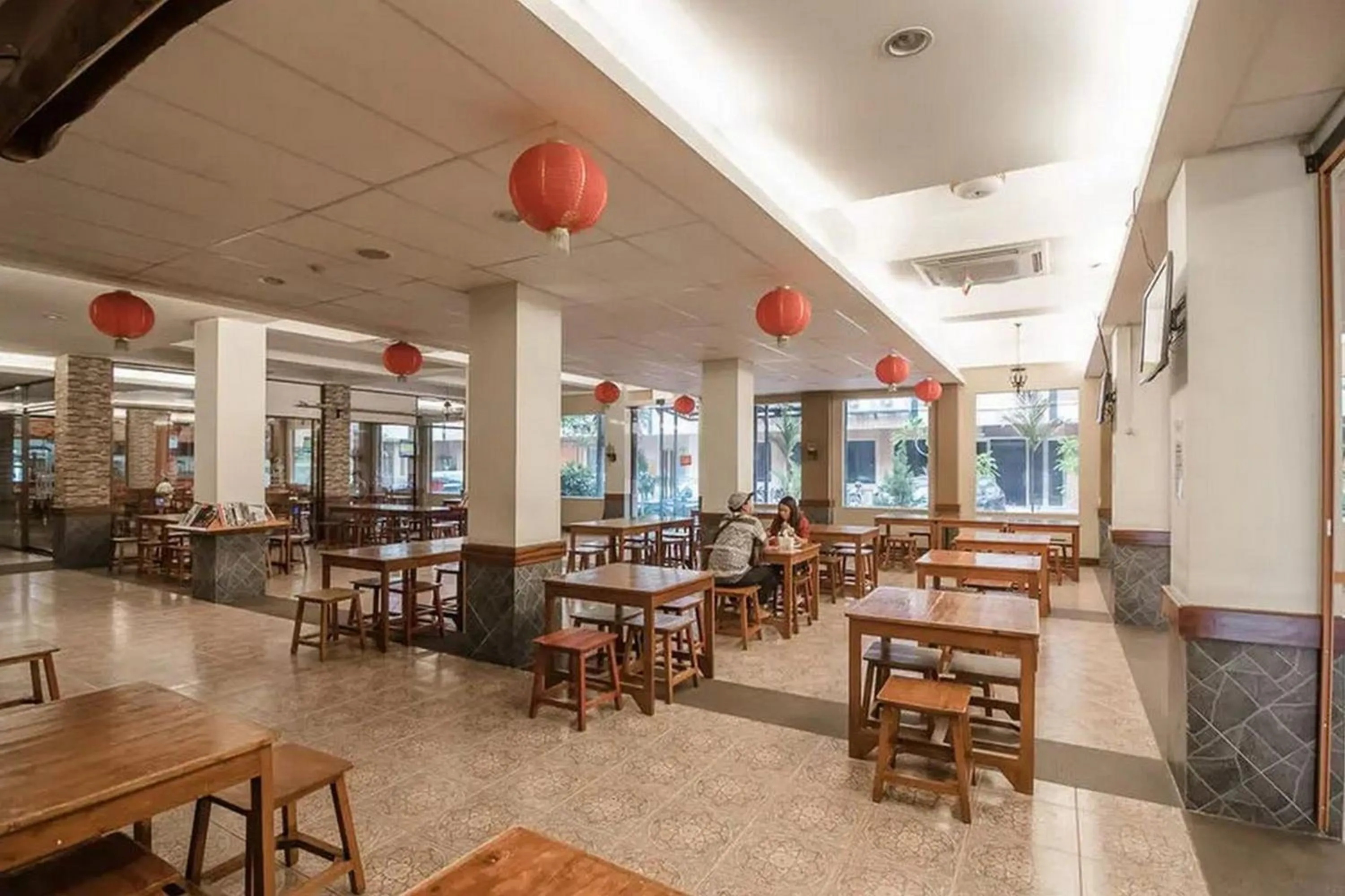 Restaurant/places to eat in Sans Vibes Joe Hotel Soekarno Hatta Airport