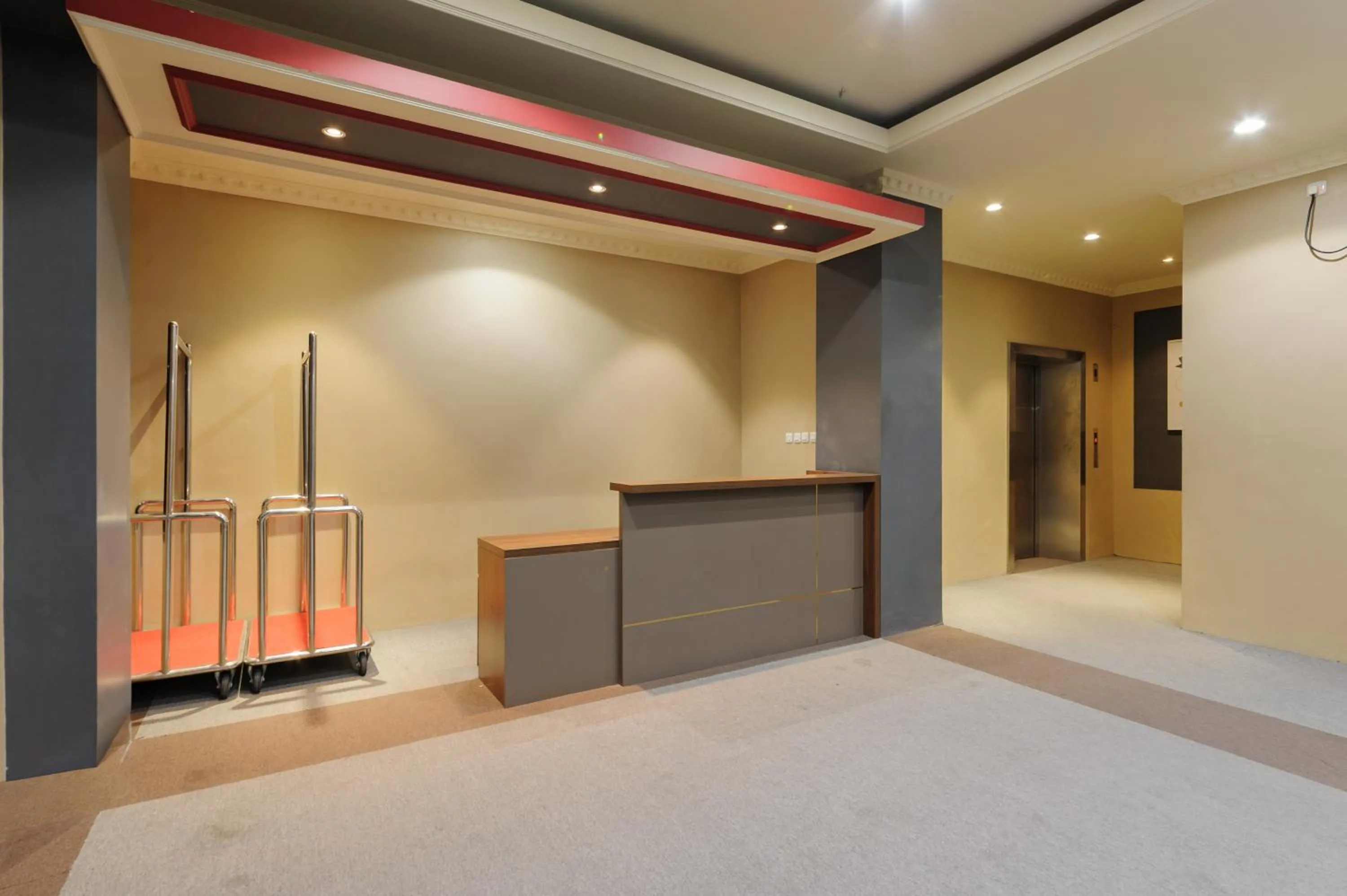 Lobby or reception in Sans Vibes Joe Hotel Soekarno Hatta Airport