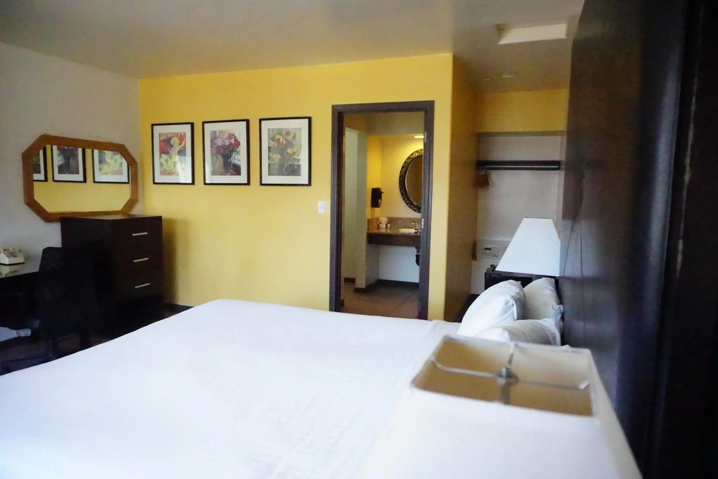 Bedroom, Bed in Casa Bella Inn Downtown LA