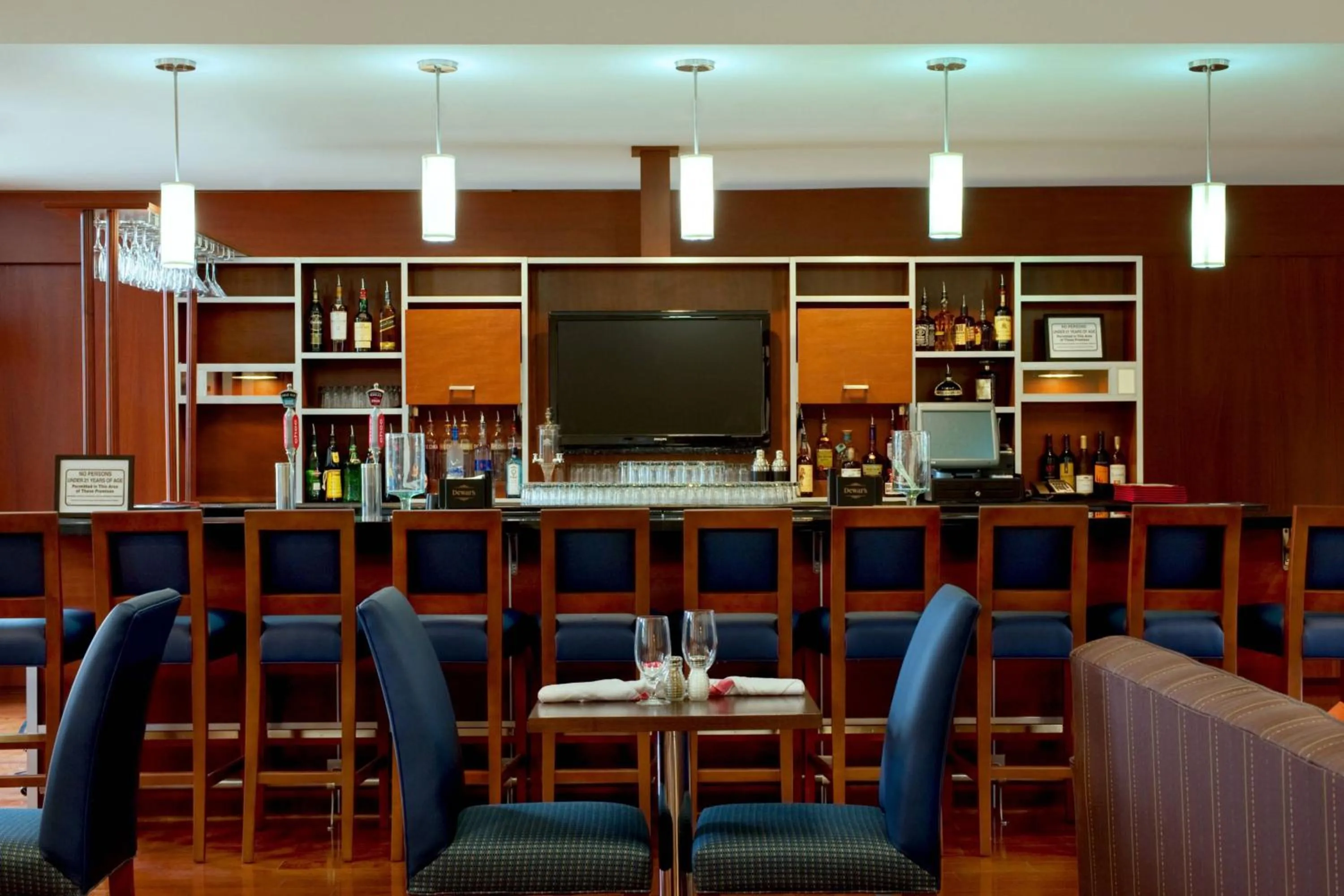 Lounge or bar in Four Points by Sheraton Oklahoma City Quail Springs