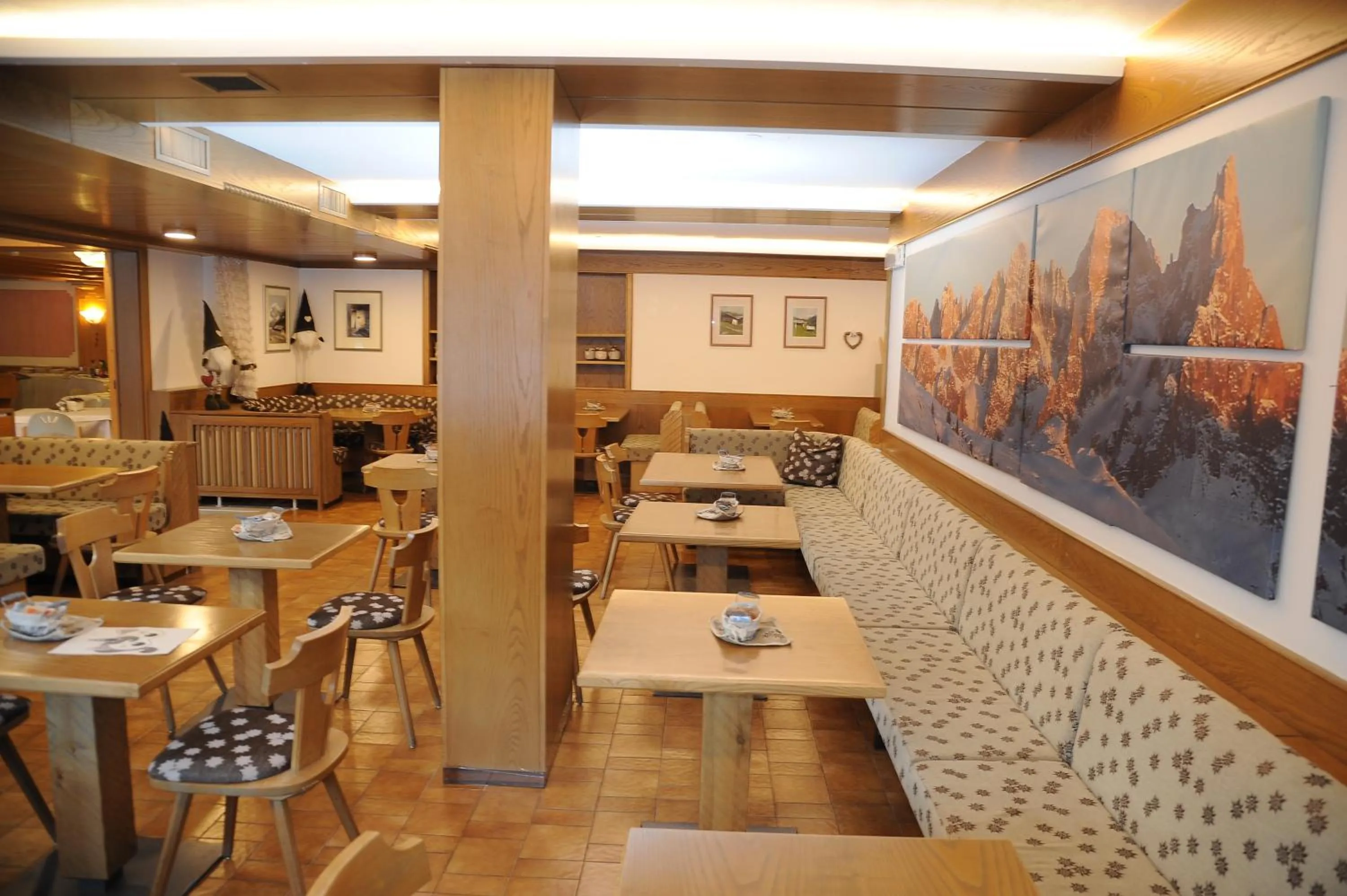 Communal lounge/ TV room in Hotel Sole Family Hotel