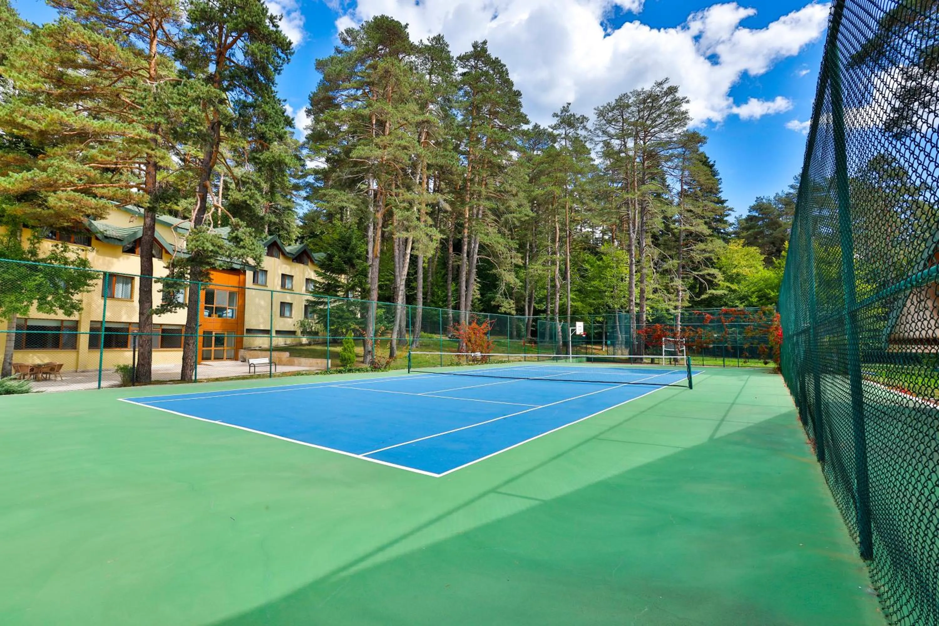 Tennis court in Buyuk Abant Hotel