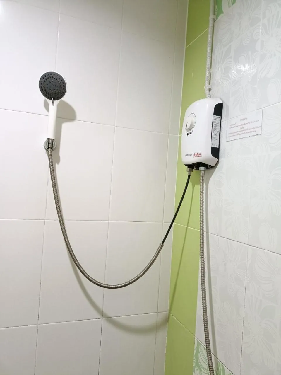 Shower in โรงแรมแอมไอม่อน - Am Amoonds Hotel