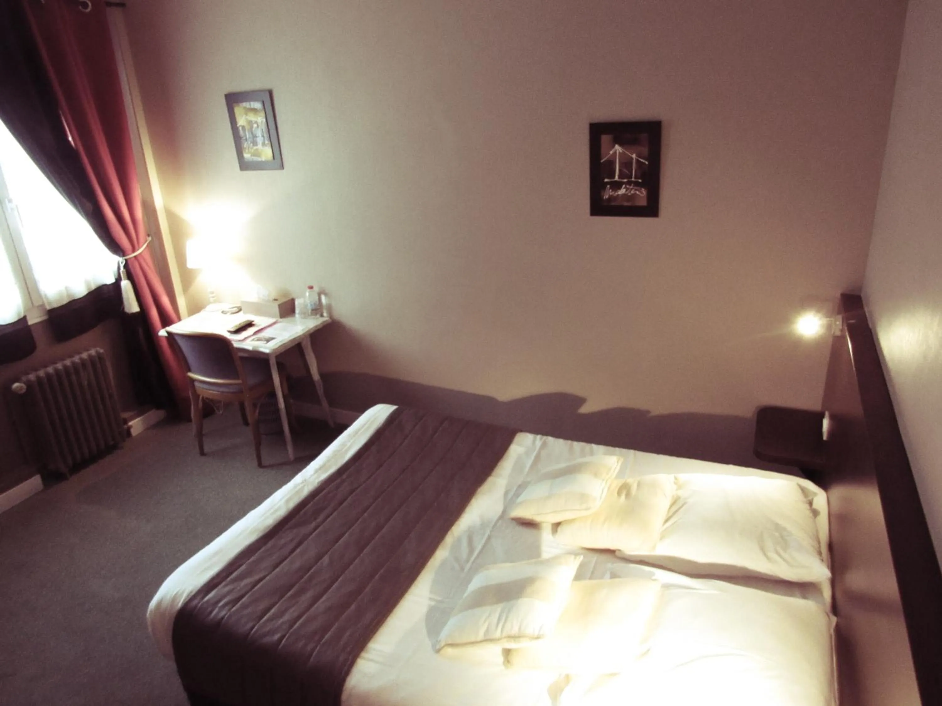 Bed in Hotel Restaurant de la Marne