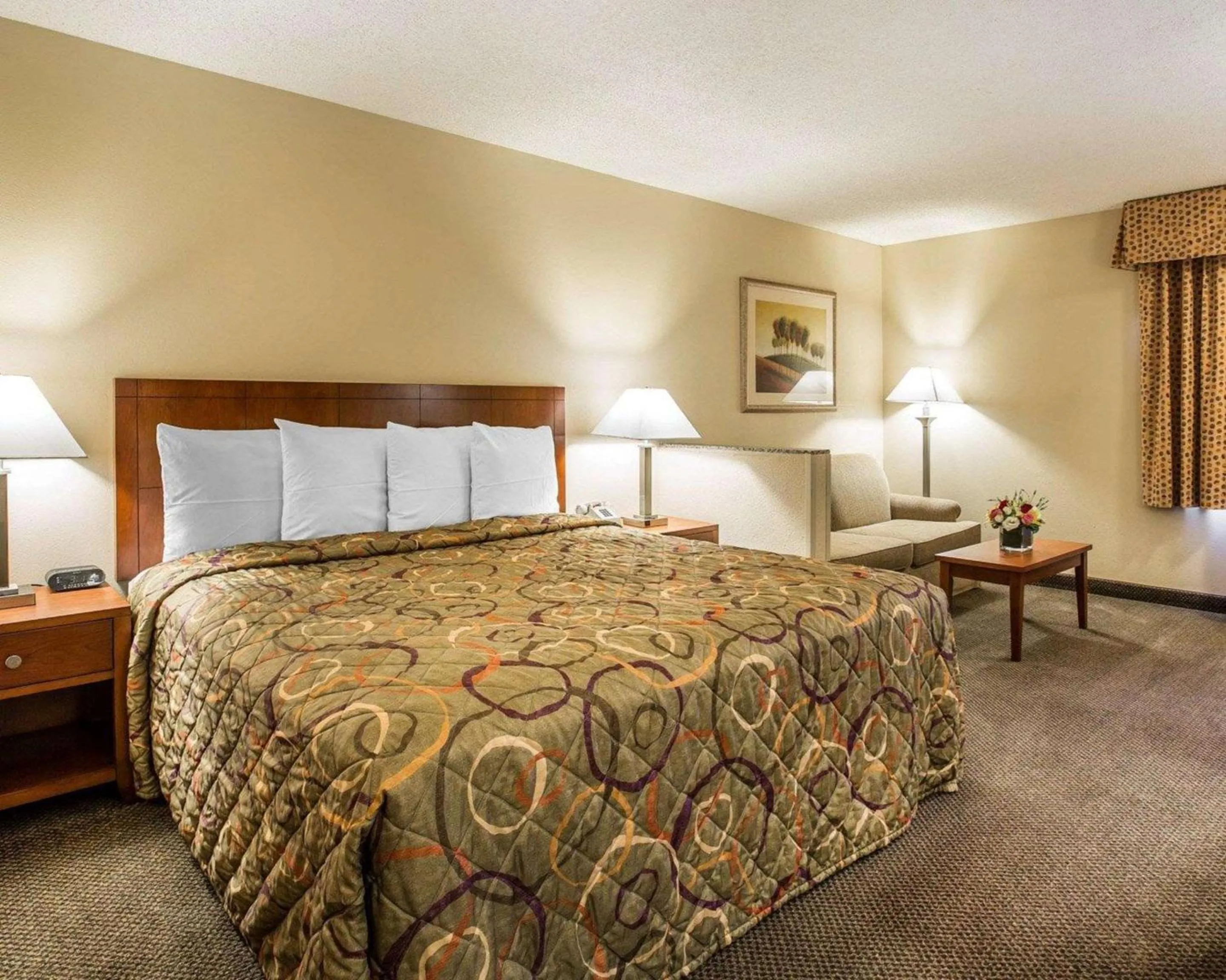 Photo of the whole room, Bed in California Inn and Suites Bakersfield
