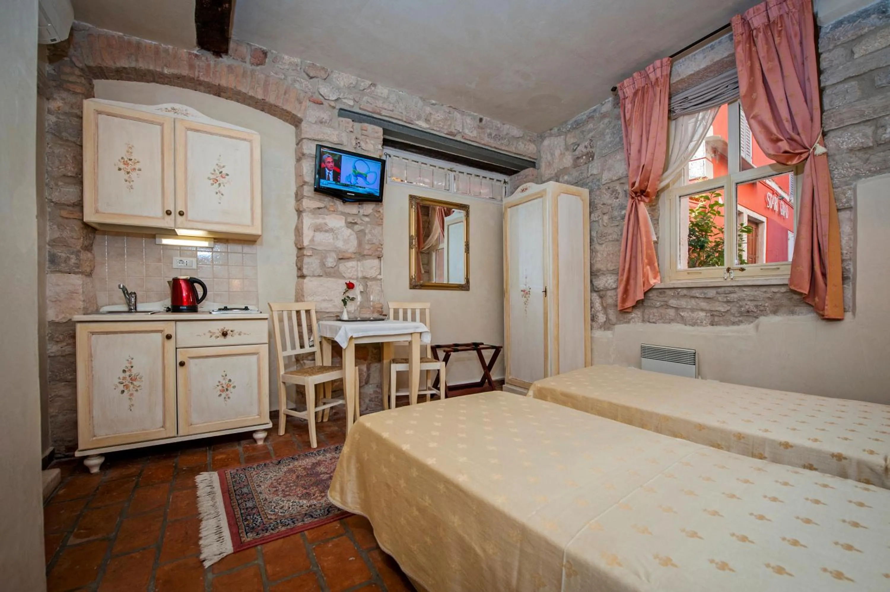 Photo of the whole room, Bed in Residence MARCO POLO Centro Storico