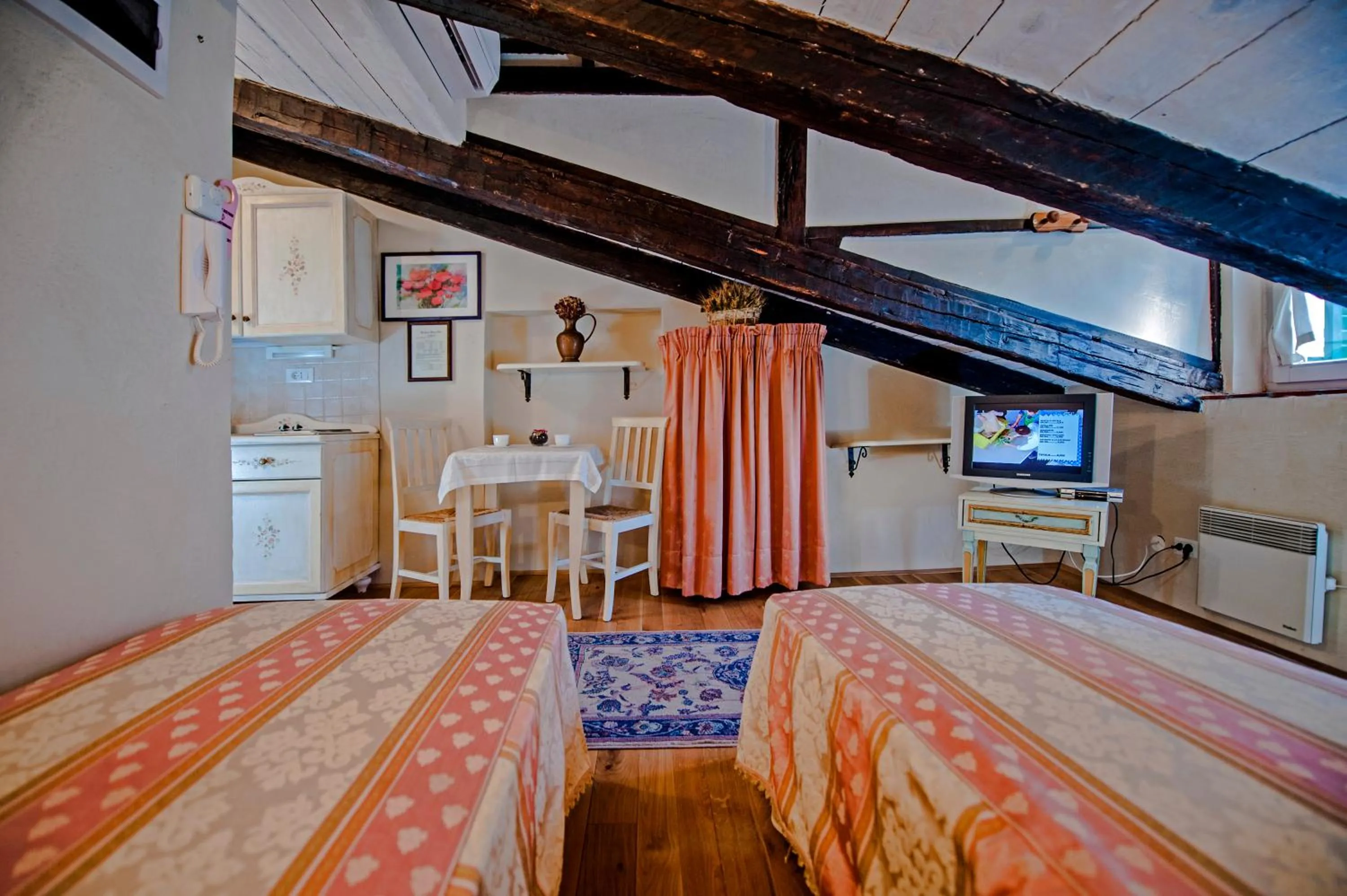 Photo of the whole room, Bed in Residence MARCO POLO Centro Storico