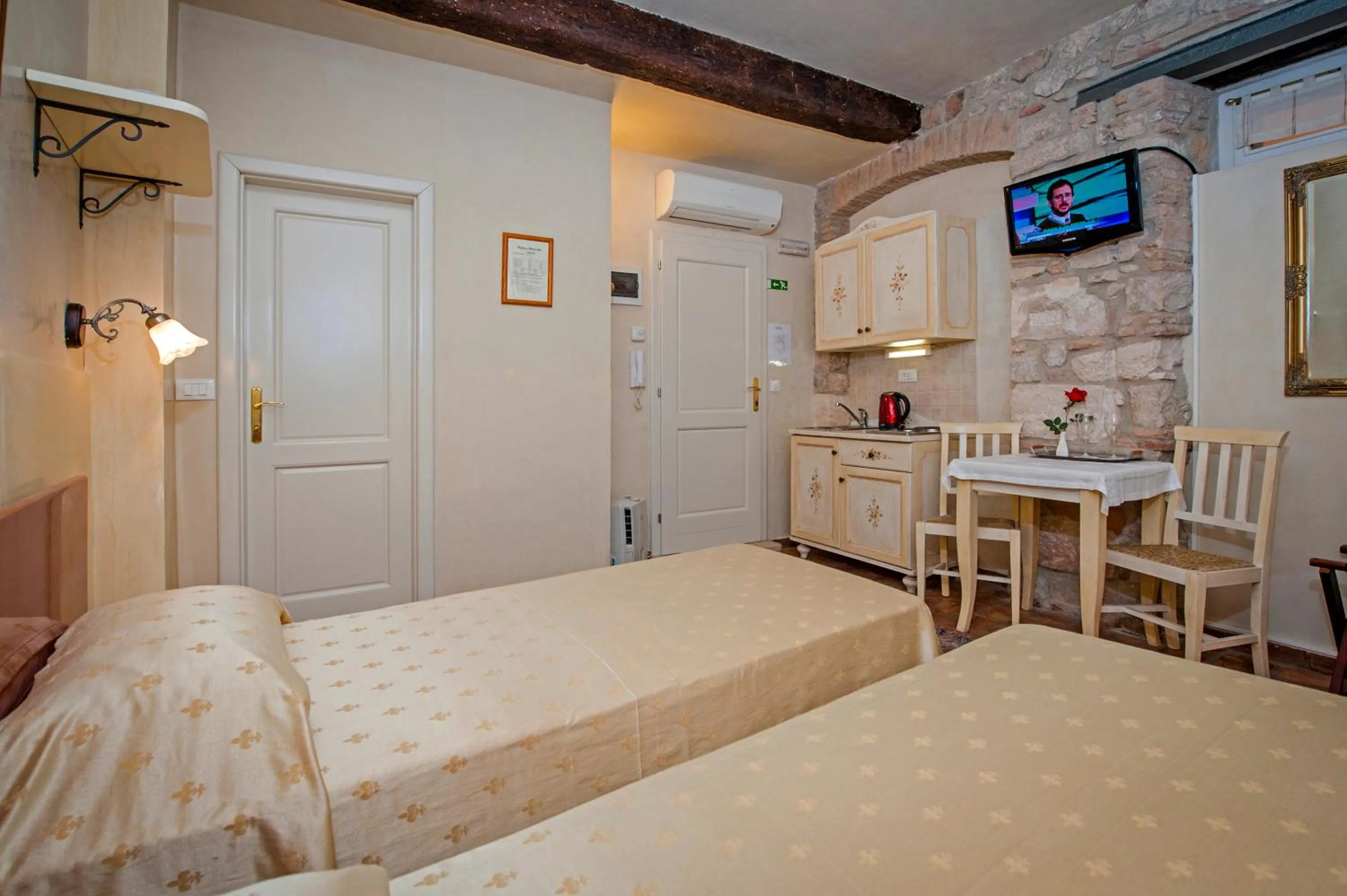 Photo of the whole room, Bed in Residence MARCO POLO Centro Storico