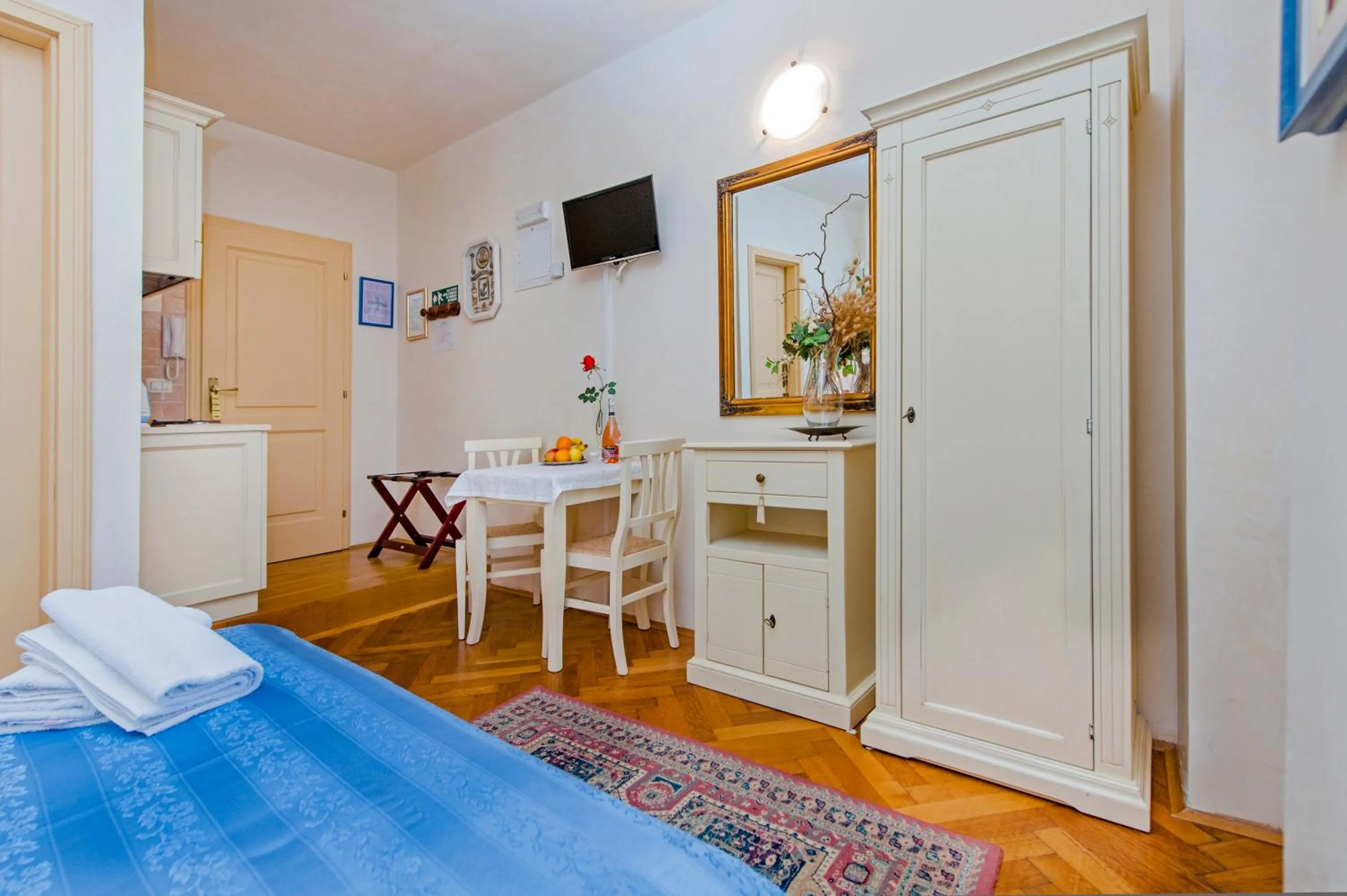 Photo of the whole room, Bed in Residence LA CARERA Centro Storico