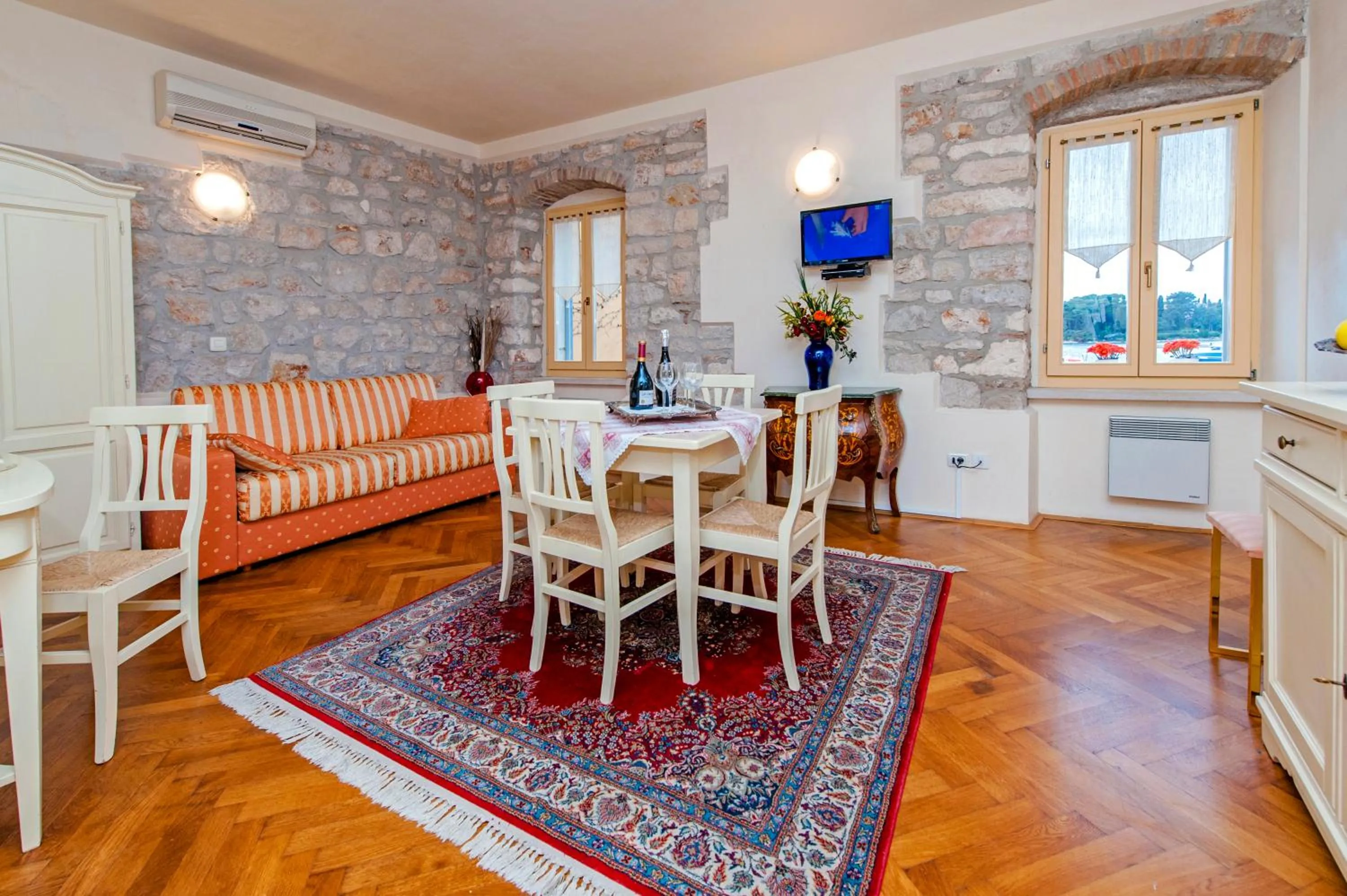 Dining area in Residence LA CARERA Centro Storico