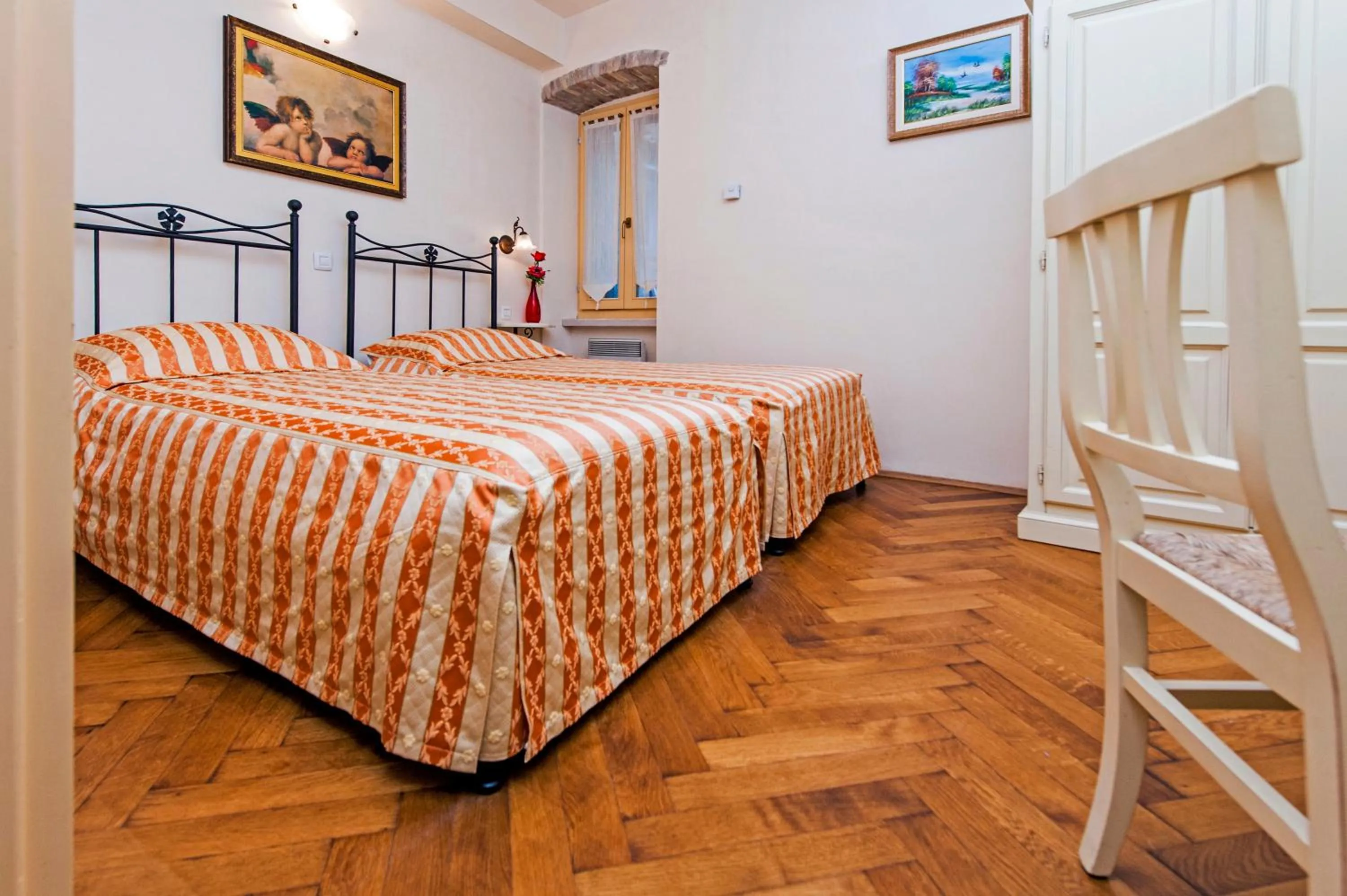 Photo of the whole room, Bed in Residence LA CARERA Centro Storico