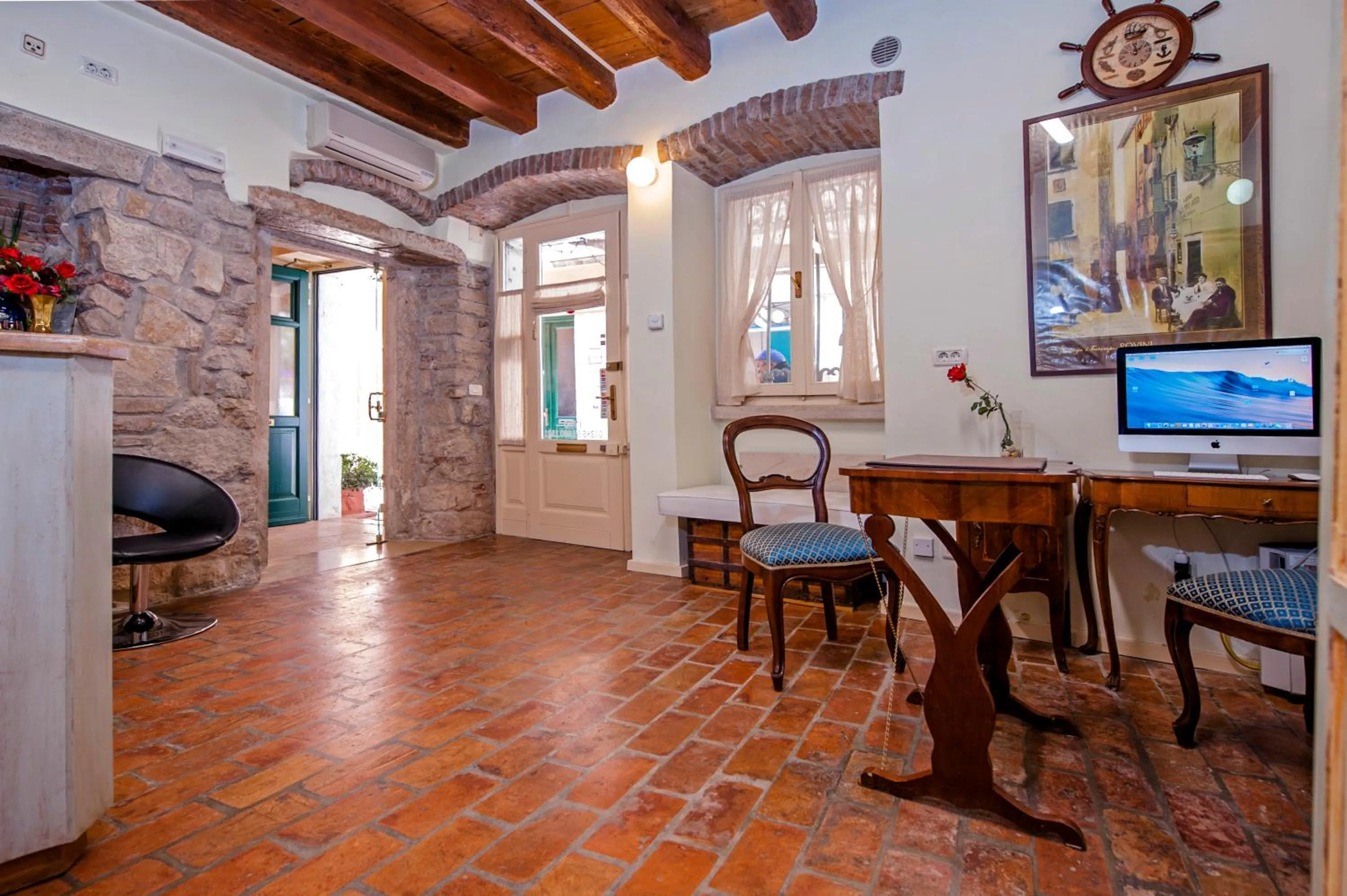 Lobby or reception in Residence LA CARERA Centro Storico