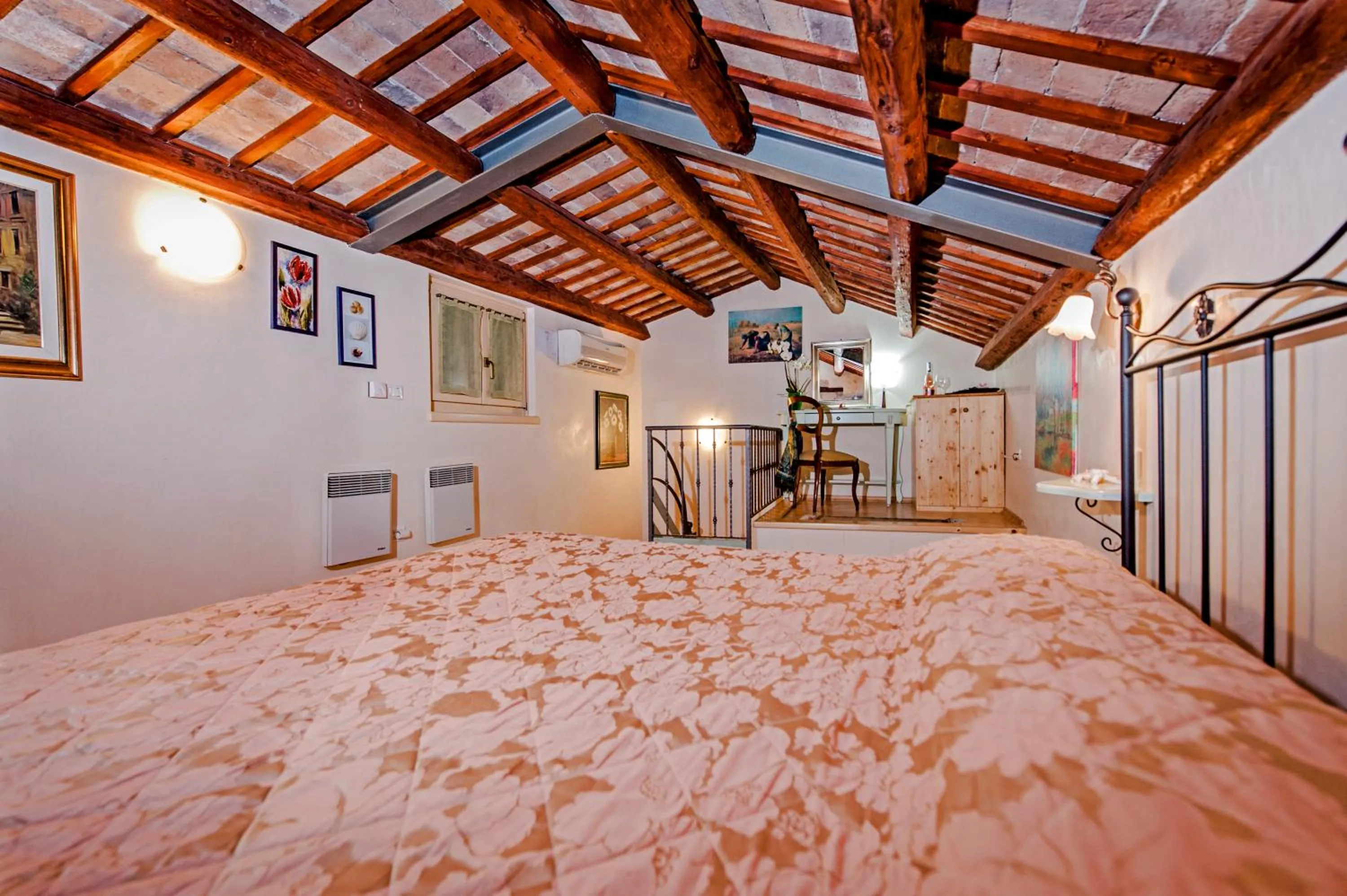 Photo of the whole room, Bed in Residence LA CARERA Centro Storico