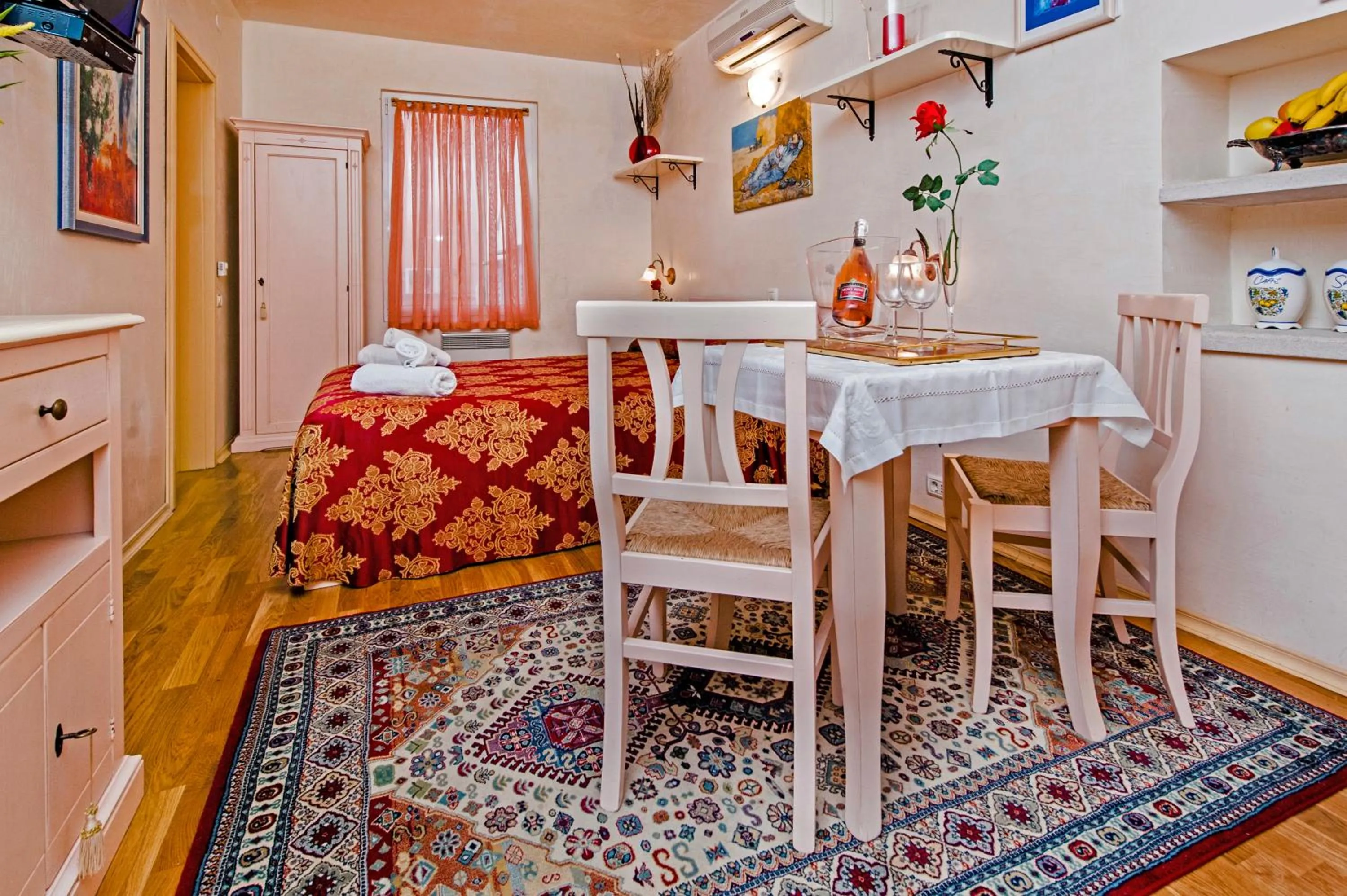 Photo of the whole room in Residence LA CARERA Centro Storico